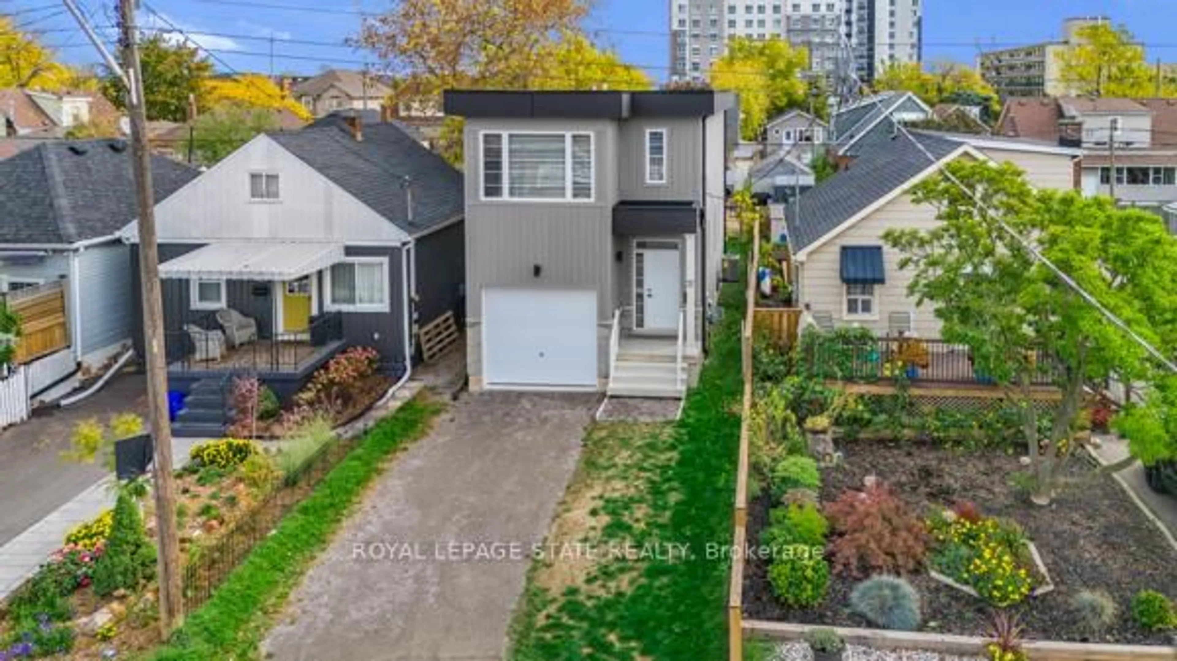 A pic from outside/outdoor area/front of a property/back of a property/a pic from drone, street for 37 Delena Ave, Hamilton Ontario L9H 1B7