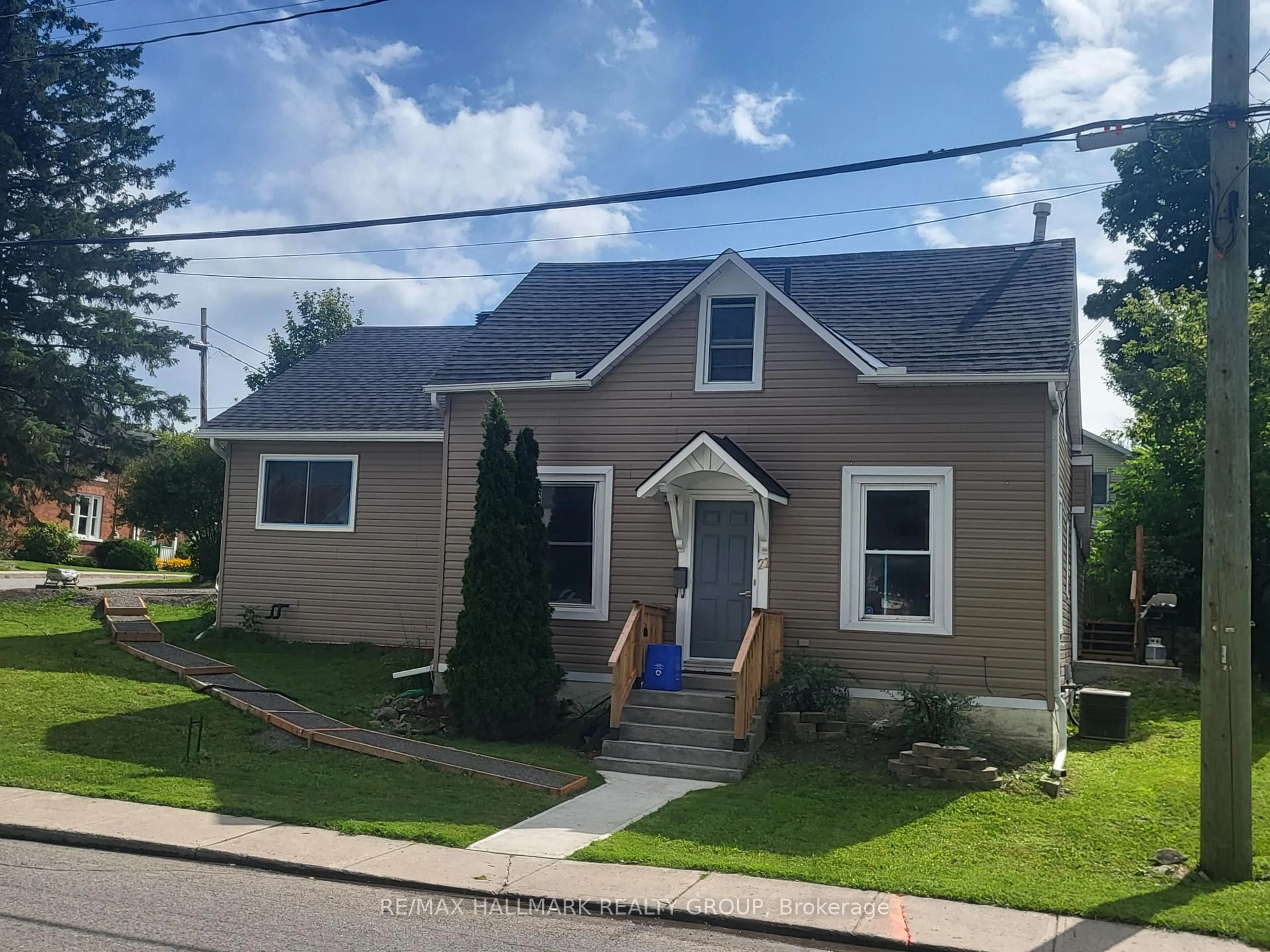Home with vinyl exterior material, street for 21 ELGIN St, Arnprior Ontario K7S 1M8
