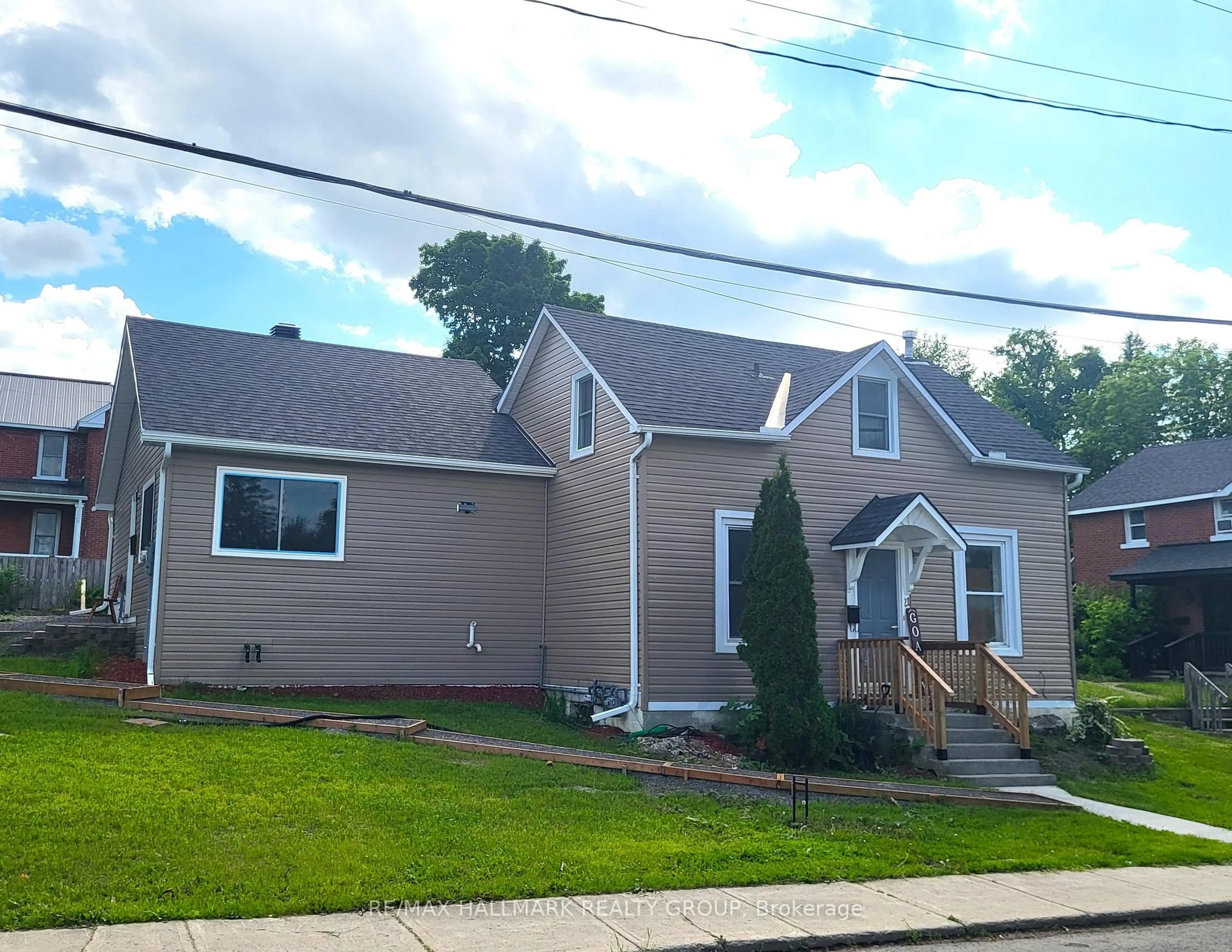 Home with vinyl exterior material, street for 21 ELGIN St, Arnprior Ontario K7S 1M8