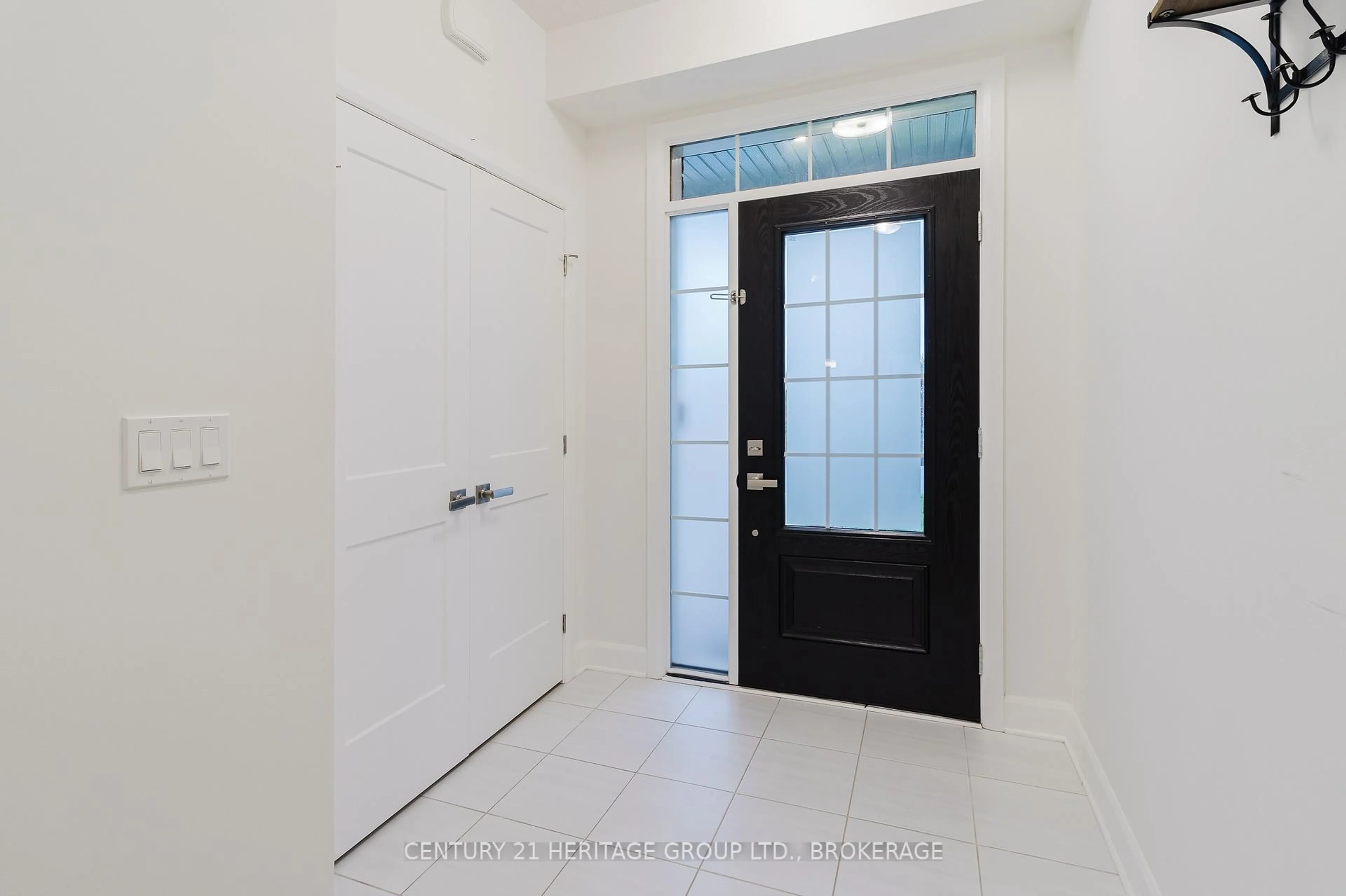 Indoor entryway for 1534 Scarlet St, Kingston Ontario K7K 0H6