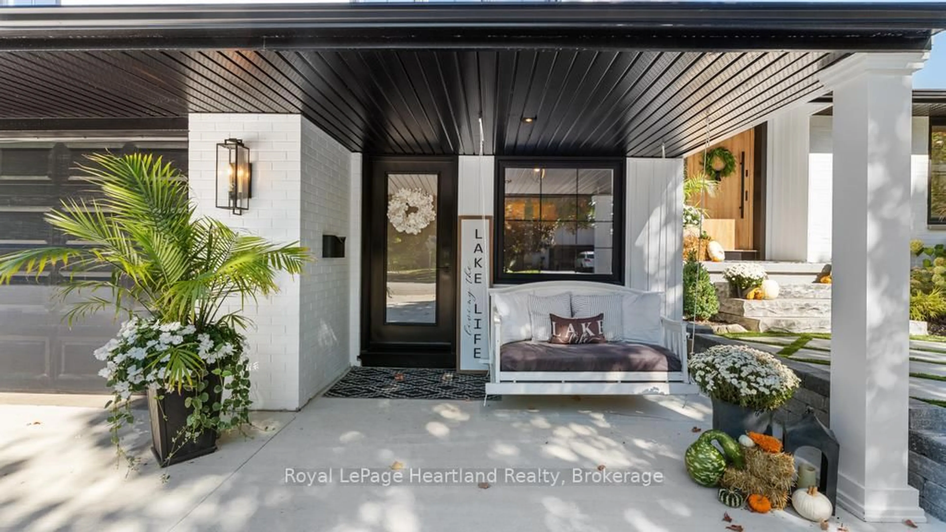 Indoor entryway for 238 Bennett St, Goderich Ontario N7A 1X9