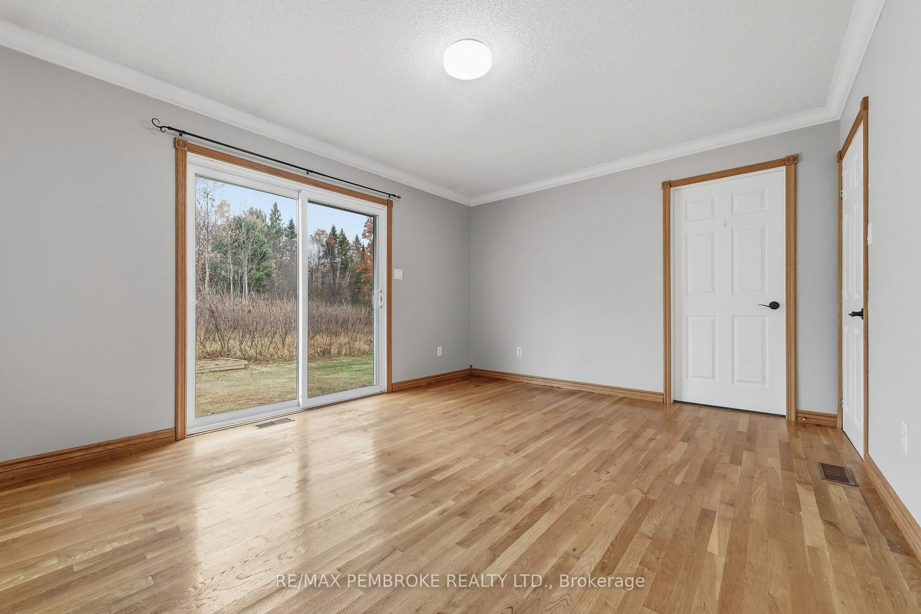 A pic of a room for 1778 Forest Lea Rd, Pembroke Ontario K8A 6W6