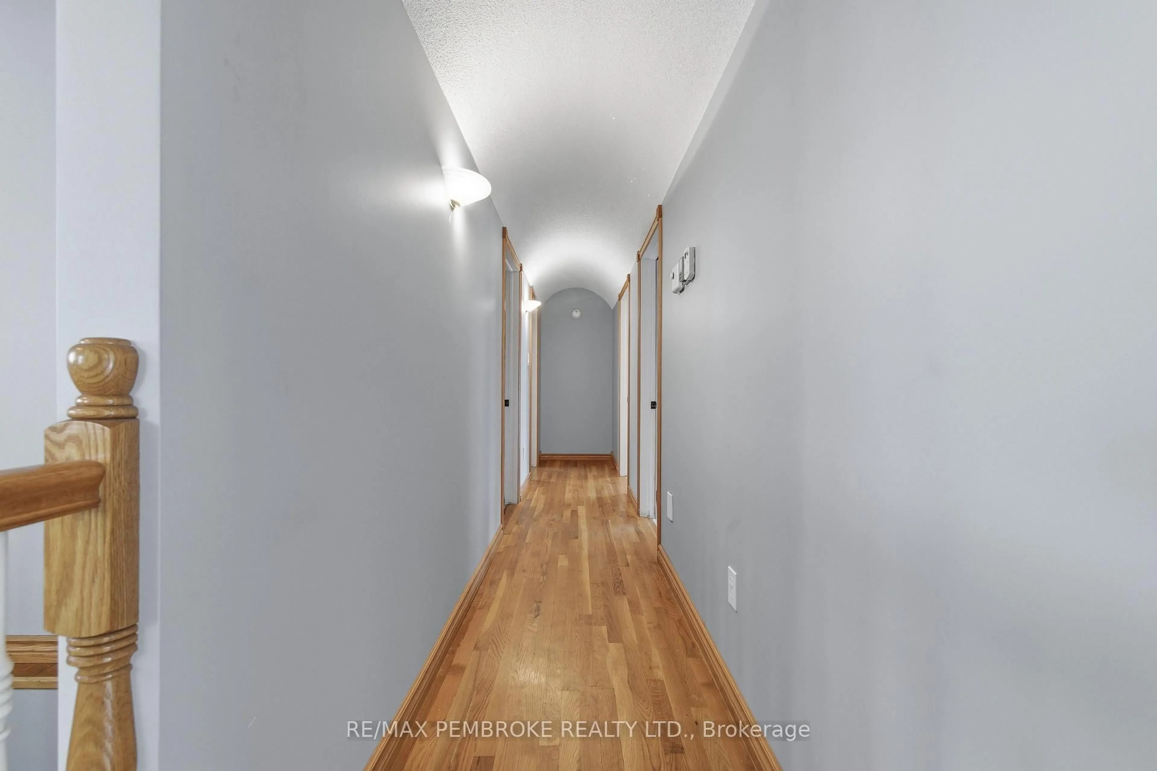 Indoor foyer for 1778 Forest Lea Rd, Pembroke Ontario K8A 6W6