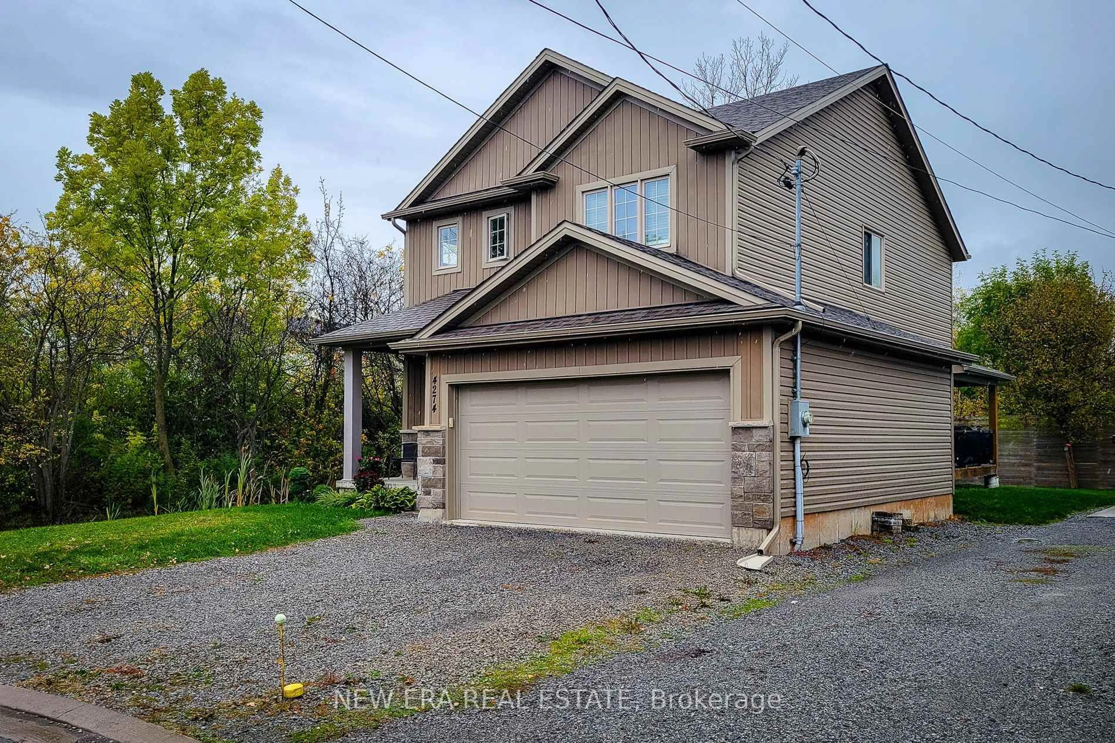 A pic from outside/outdoor area/front of a property/back of a property/a pic from drone, street for 4274 Sixth Ave, Niagara Falls Ontario L2E 4S8