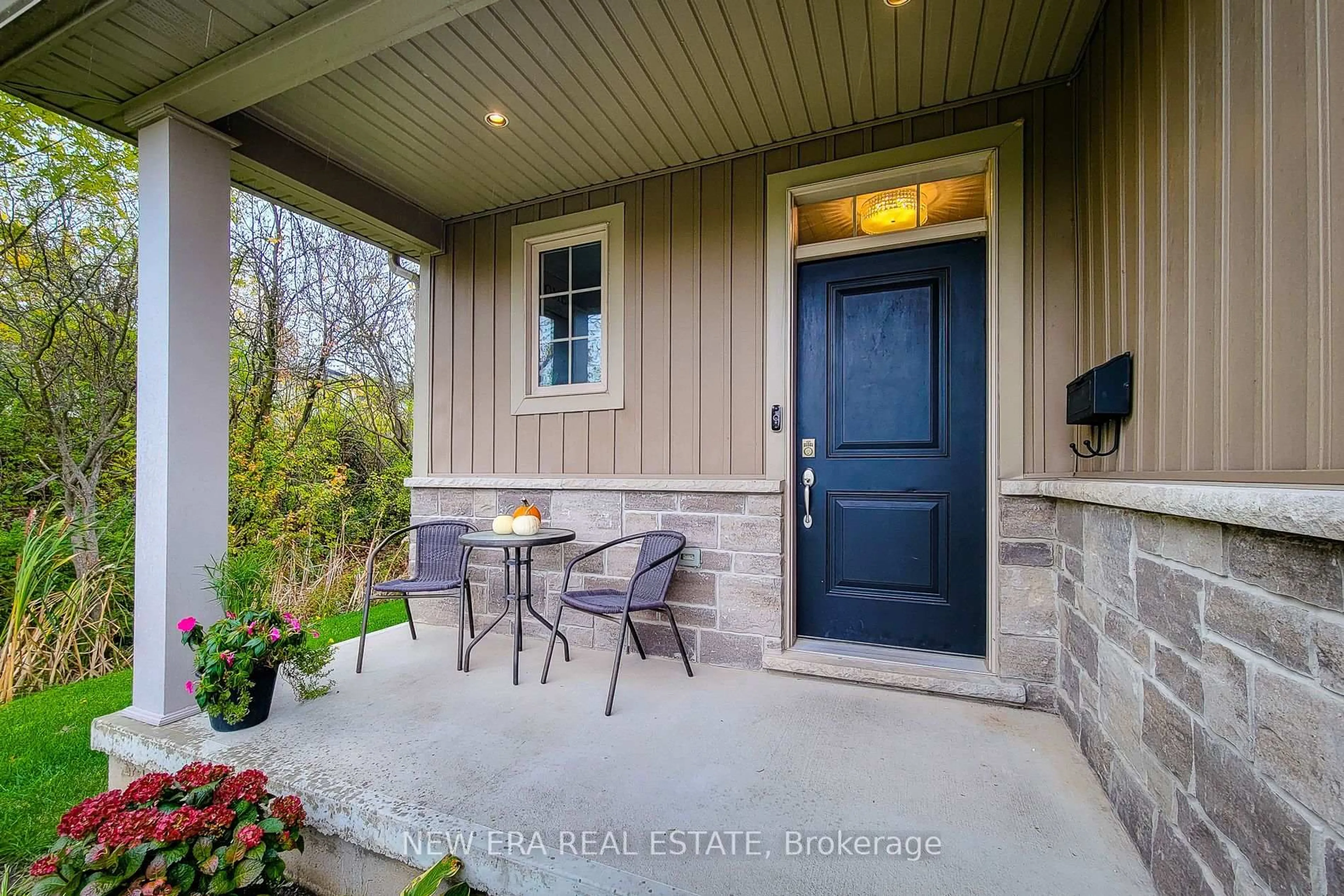 Indoor entryway for 4274 Sixth Ave, Niagara Falls Ontario L2E 4S8