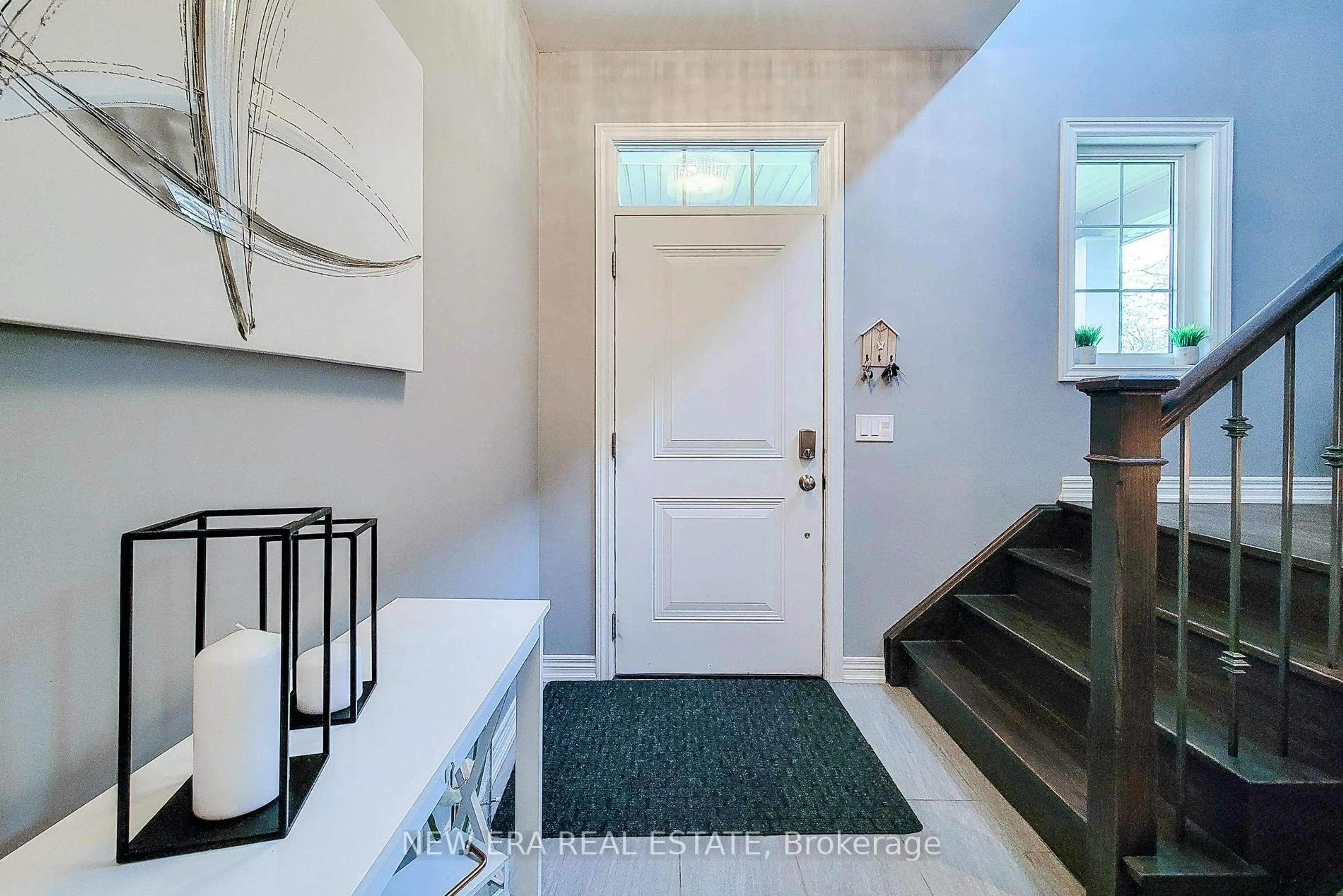 Indoor entryway for 4274 Sixth Ave, Niagara Falls Ontario L2E 4S8