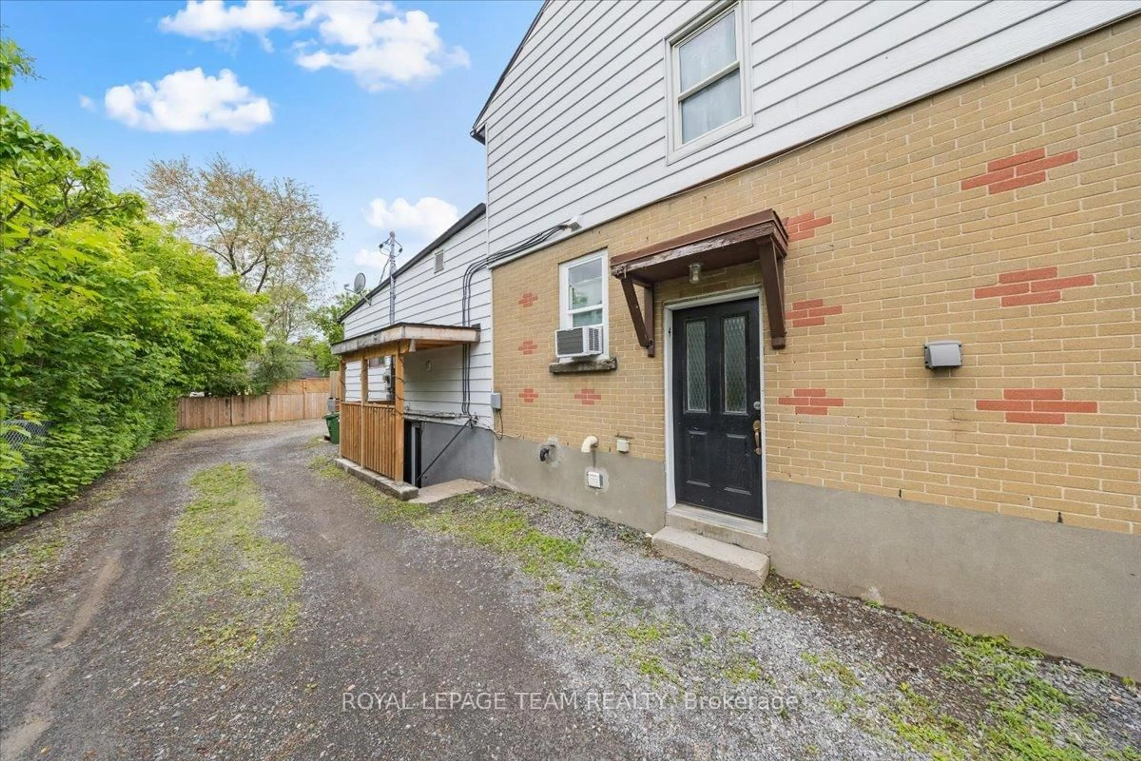 A pic from outside/outdoor area/front of a property/back of a property/a pic from drone, street for 1008 ST. LAURENT Blvd, Ottawa Ontario K1K 3B4