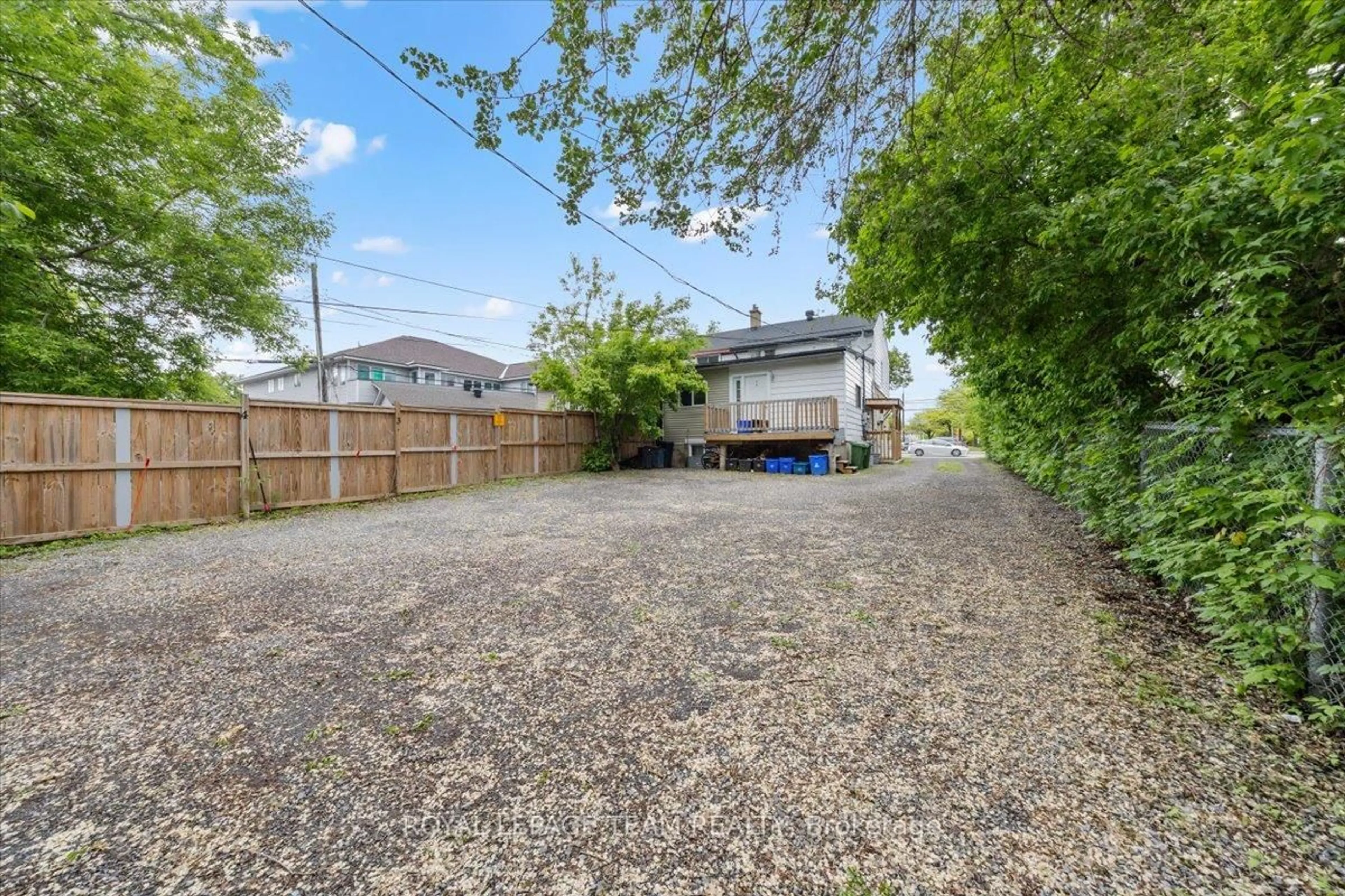 Patio, street for 1008 ST. LAURENT Blvd, Ottawa Ontario K1K 3B4
