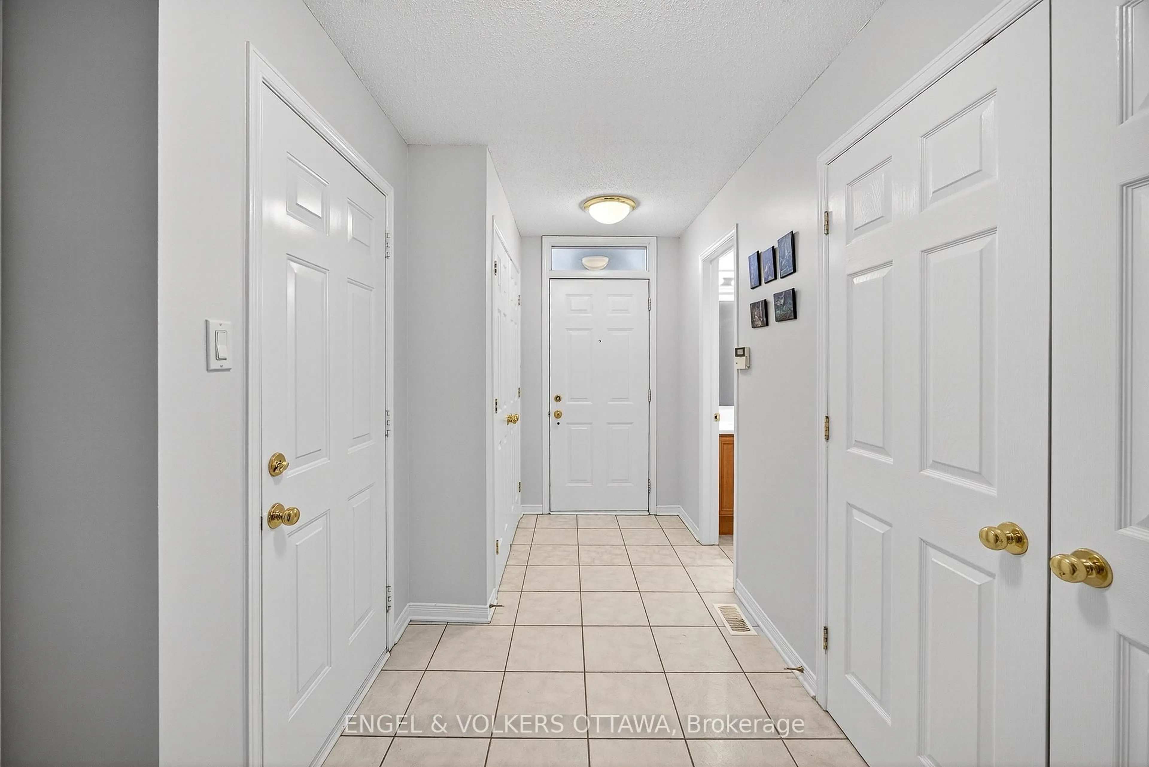 Indoor entryway for 277 Mart Circ, Ottawa Ontario K1K 4W2