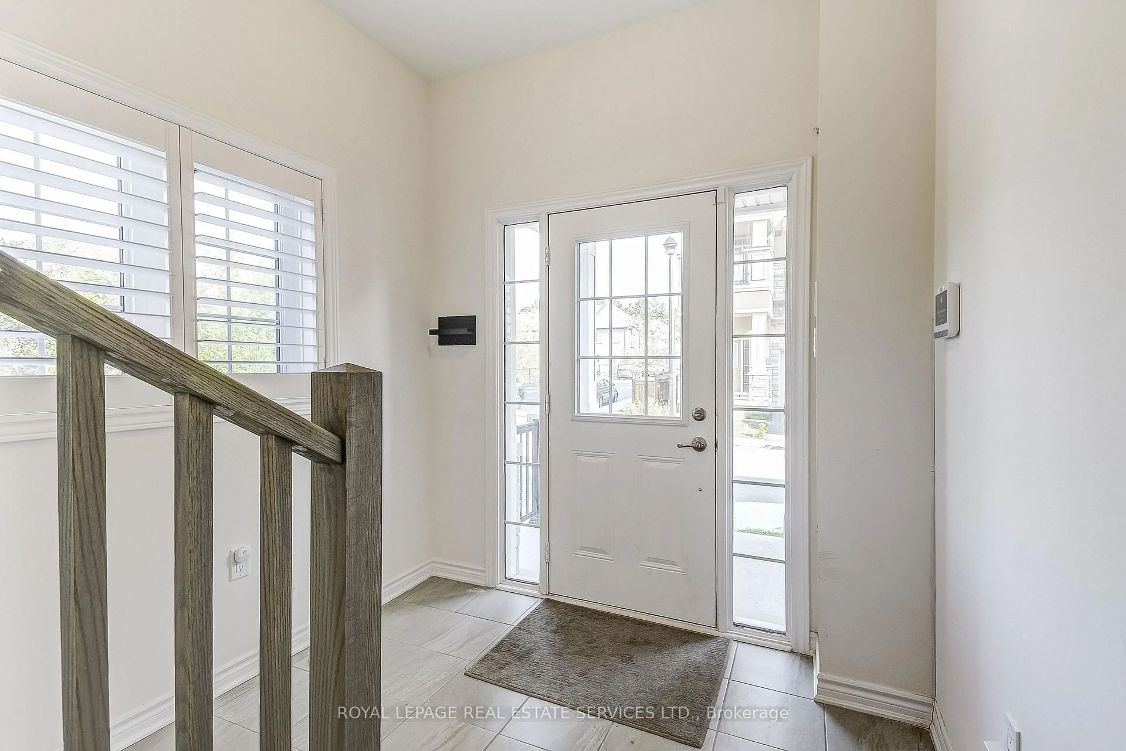 Indoor entryway for 305 Garner Rd #14, Hamilton Ontario L9G 3K9