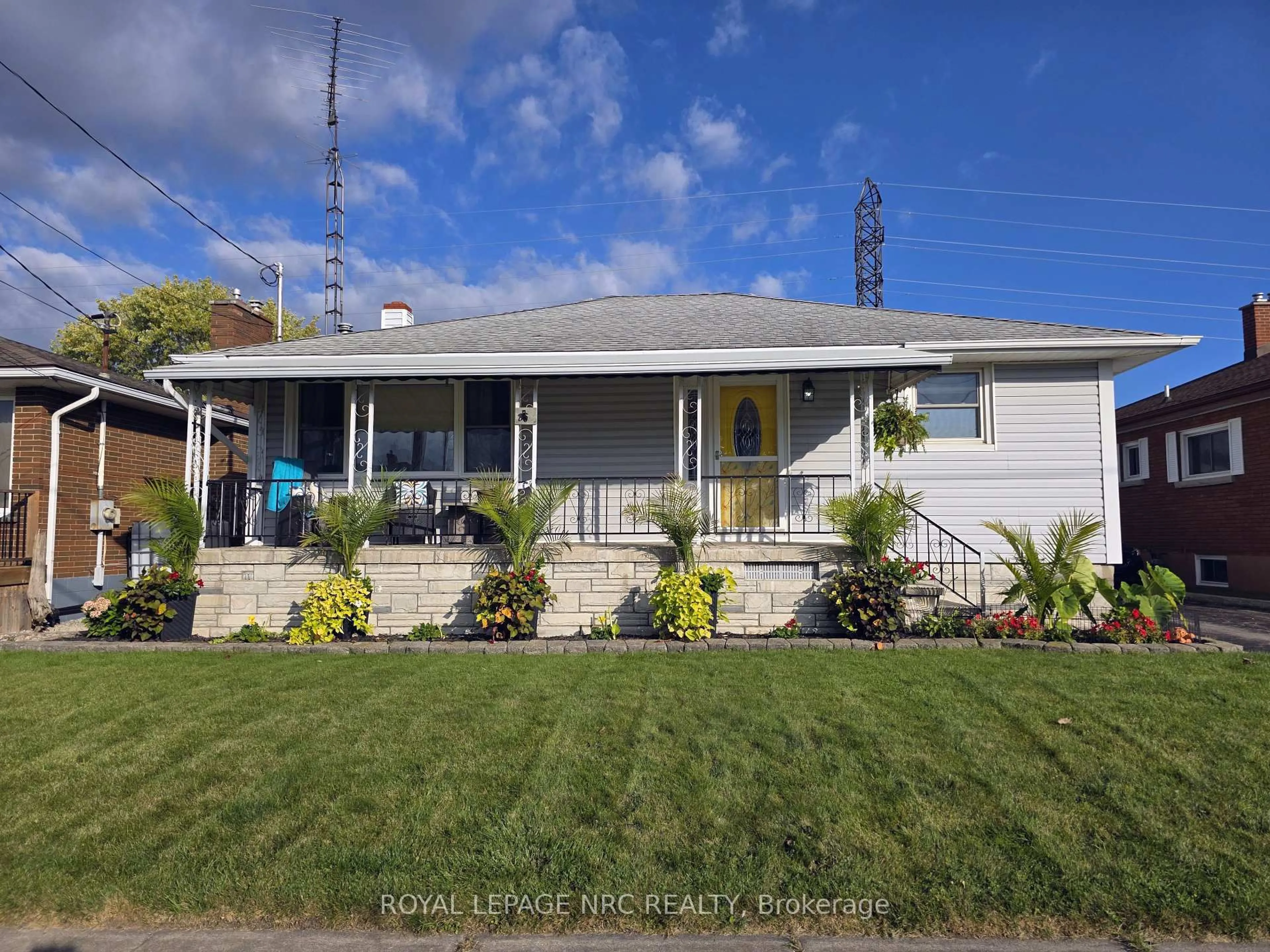 Home with vinyl exterior material, street for 141 Mercury Ave, Port Colborne Ontario L3K 2C8