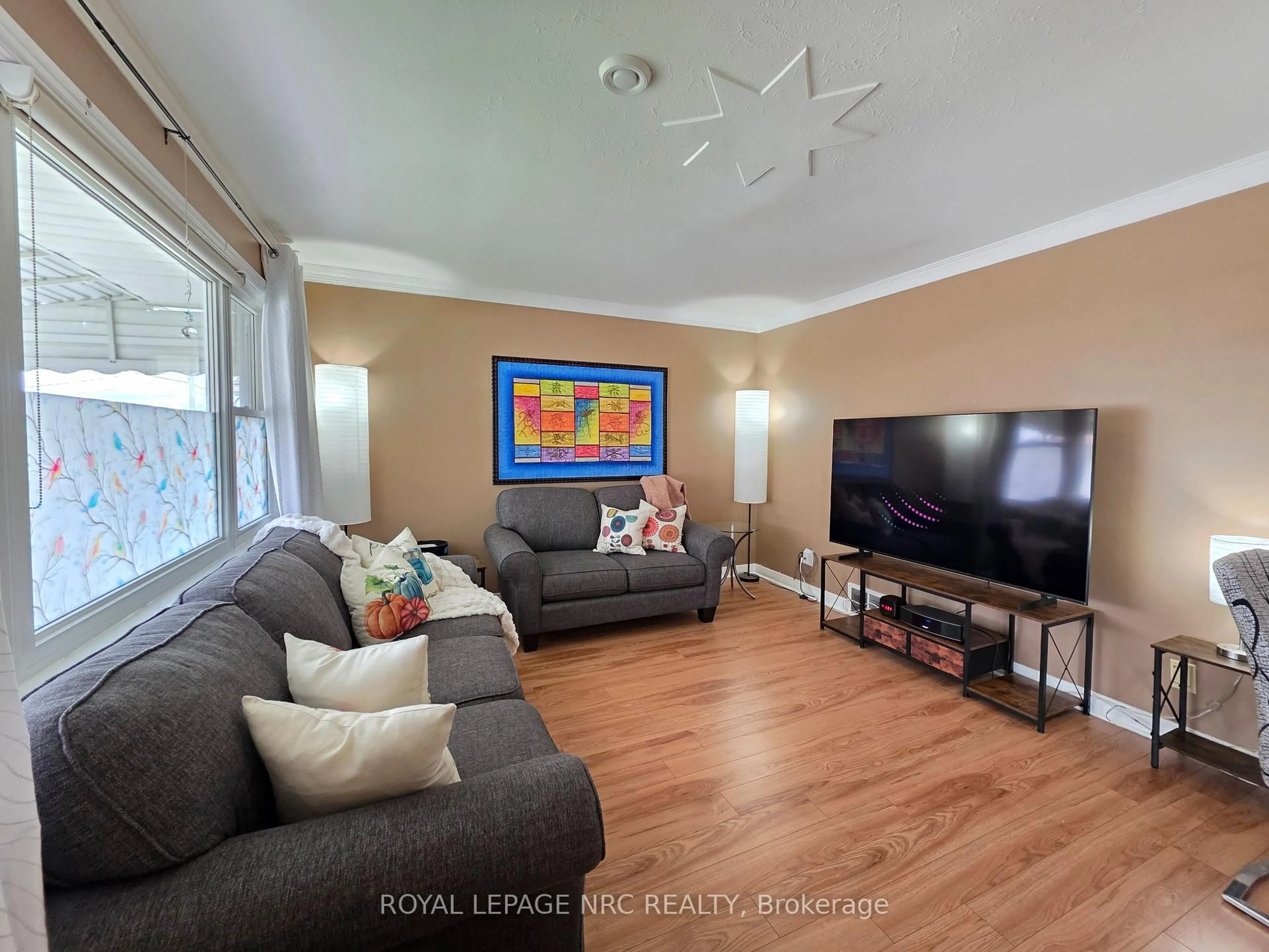 Living room with furniture, wood/laminate floor for 141 Mercury Ave, Port Colborne Ontario L3K 2C8