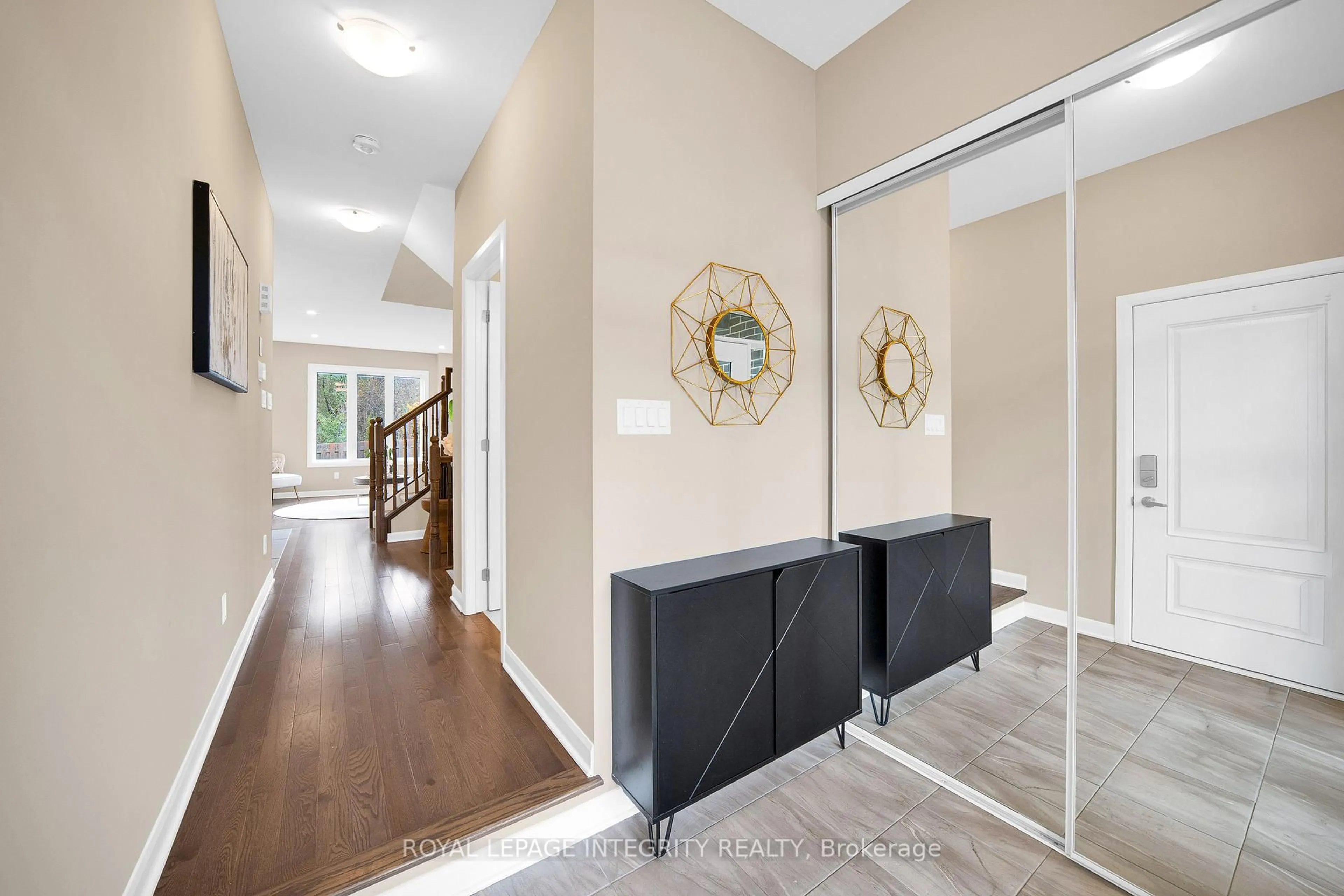 Indoor entryway for 210 Geyser Pl, Ottawa Ontario K2J 6P1