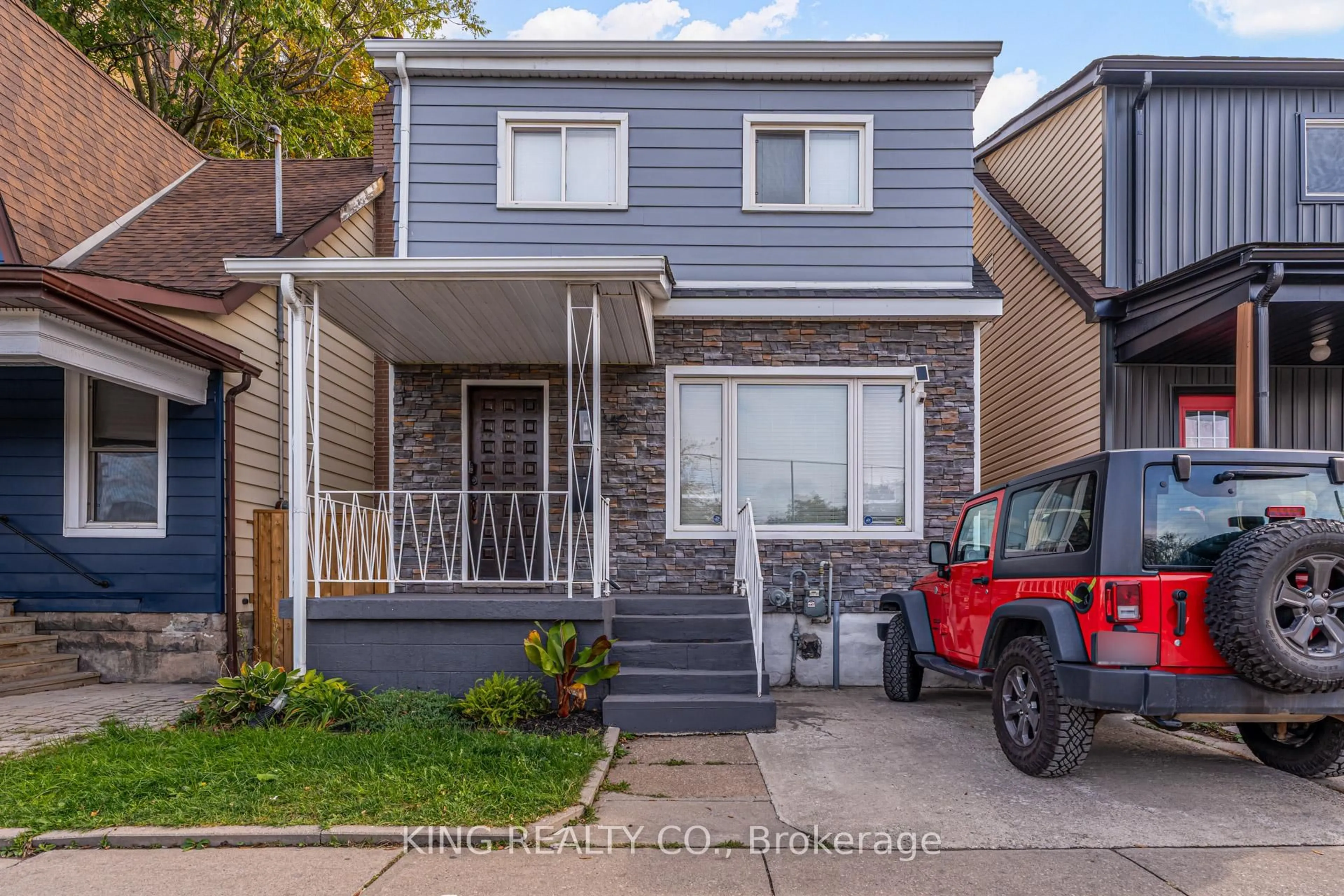 Home with vinyl exterior material, street for 140 Sanford Ave, Hamilton Ontario L8L 5Z5