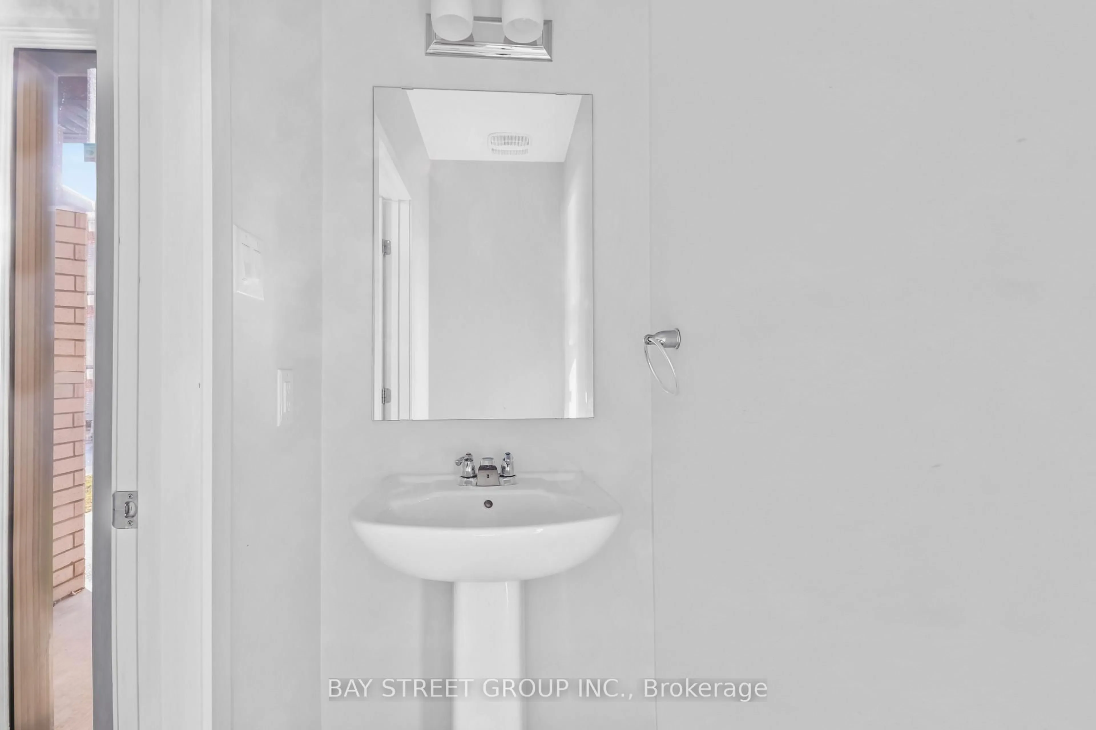 Standard bathroom, unknown for 2130 Winsome Terr, Orleans Ontario K5A 5N1
