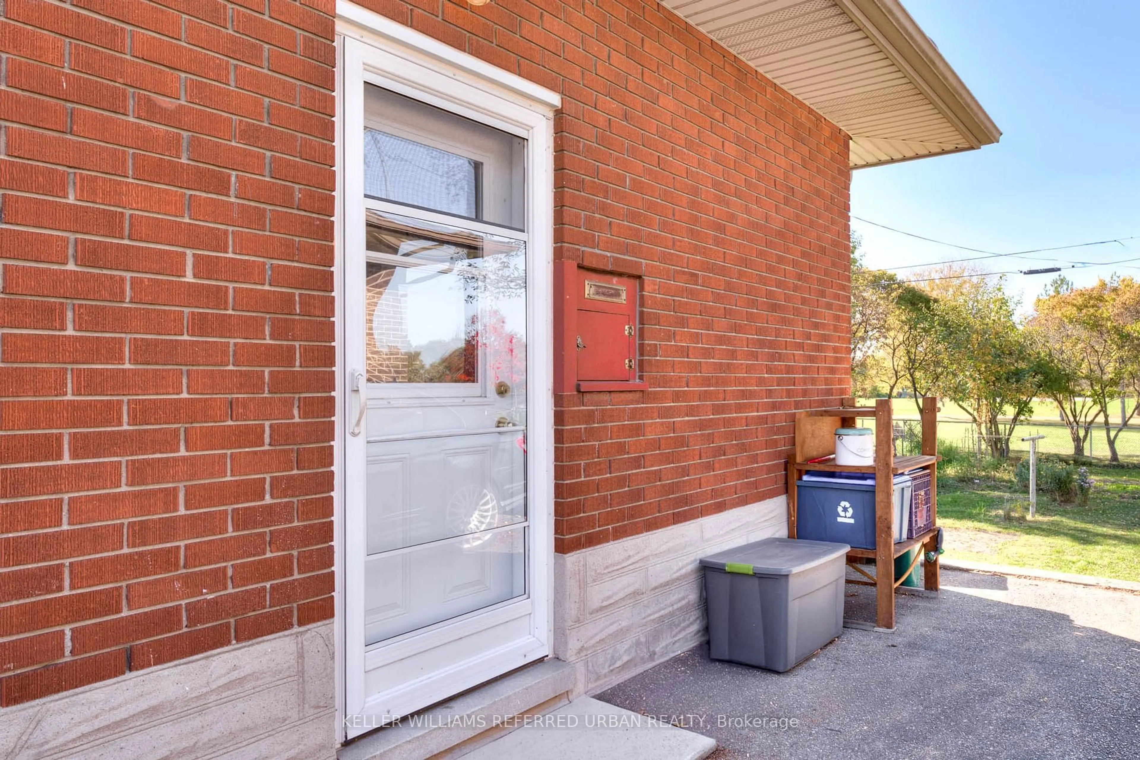 Unknown for 256 Erb St, Cambridge Ontario N3H 4G3