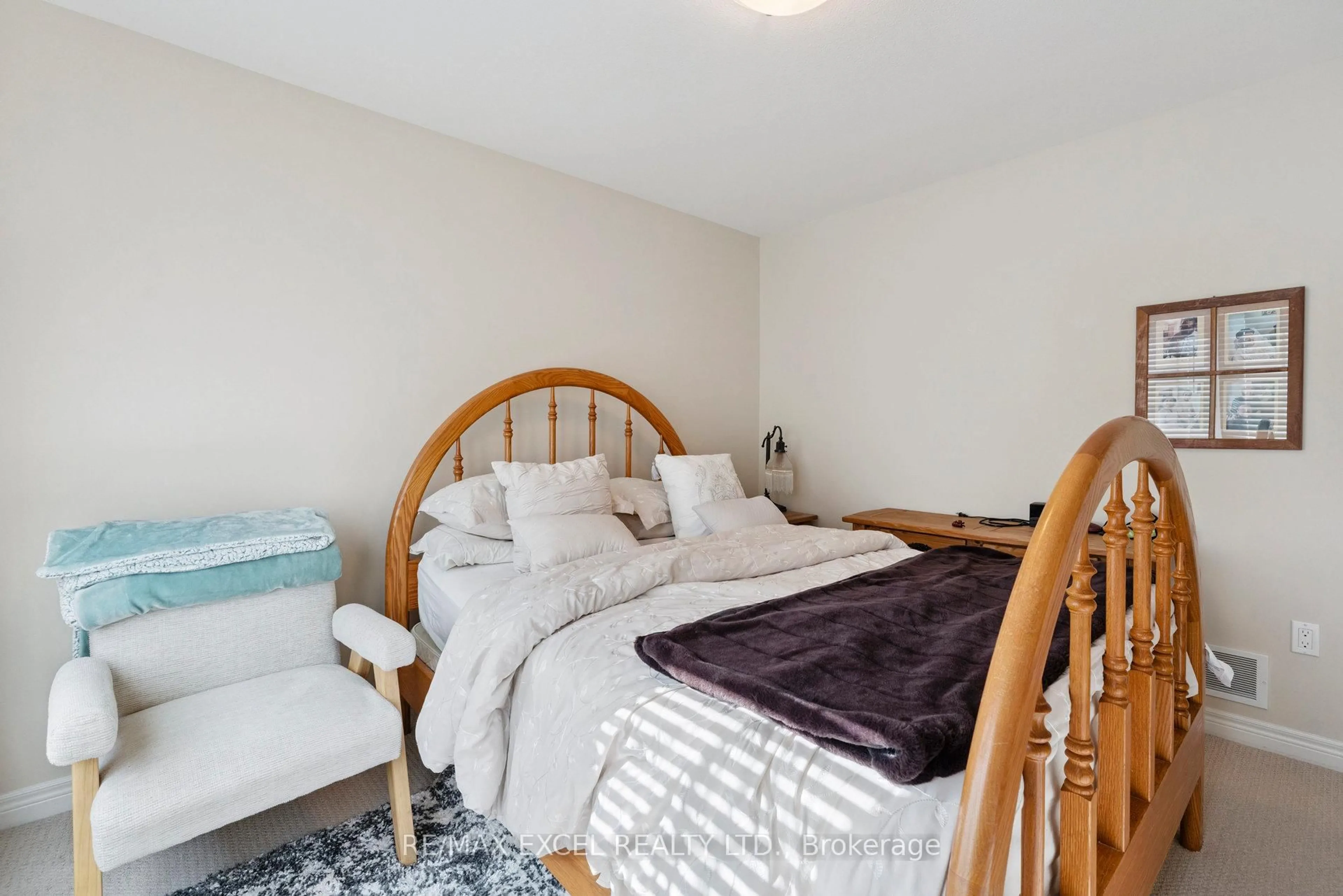 Bedroom with bed, unknown for 6401 Shapton Cres, Niagara Falls Ontario L2H 0L8