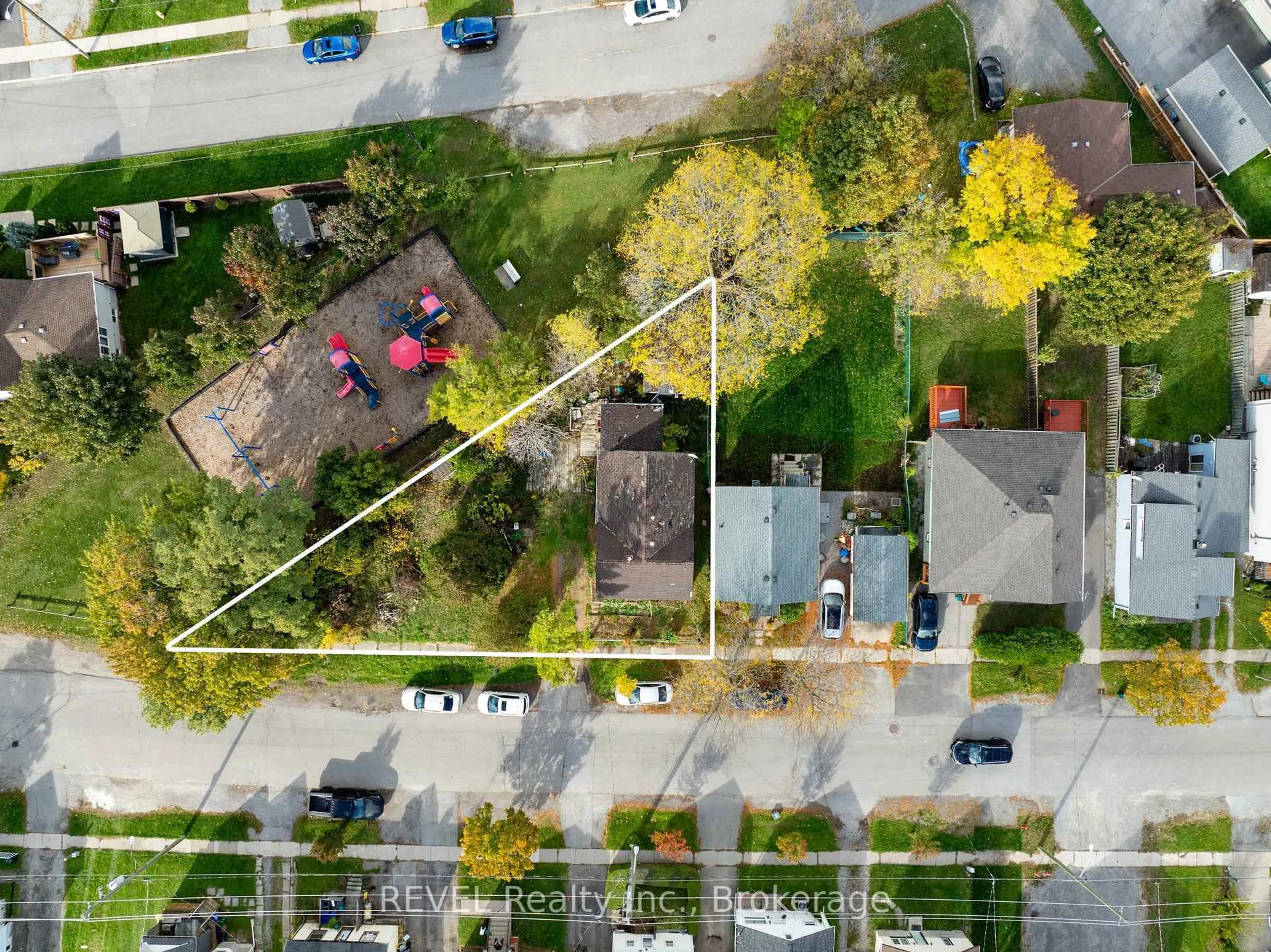 A pic from outside/outdoor area/front of a property/back of a property/a pic from drone, street for 12 Bailey St, St. Catharines Ontario L2S 1J4