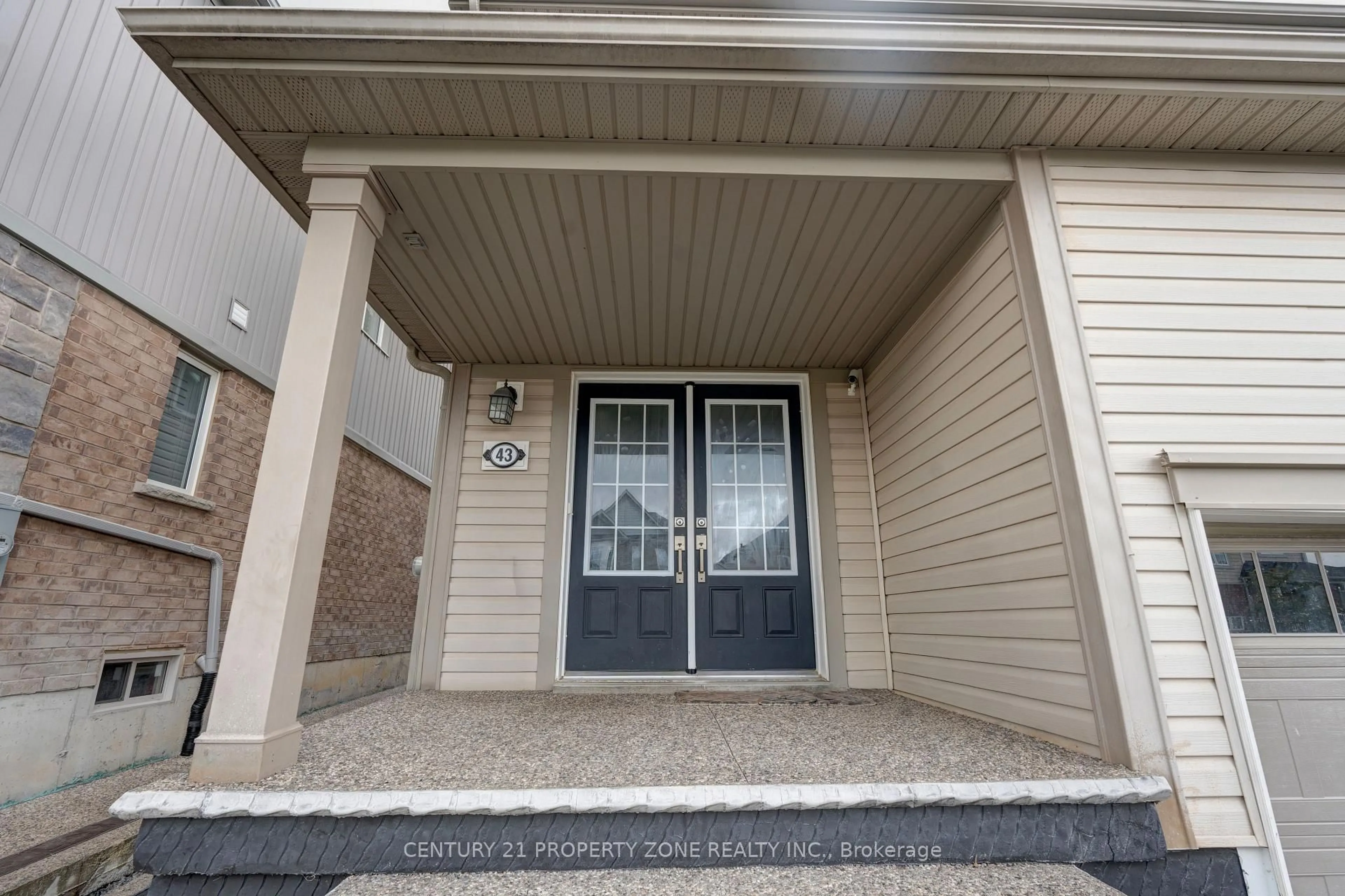 Indoor entryway for 43 Mccargow Dr, Haldimand Ontario N3W 0C3