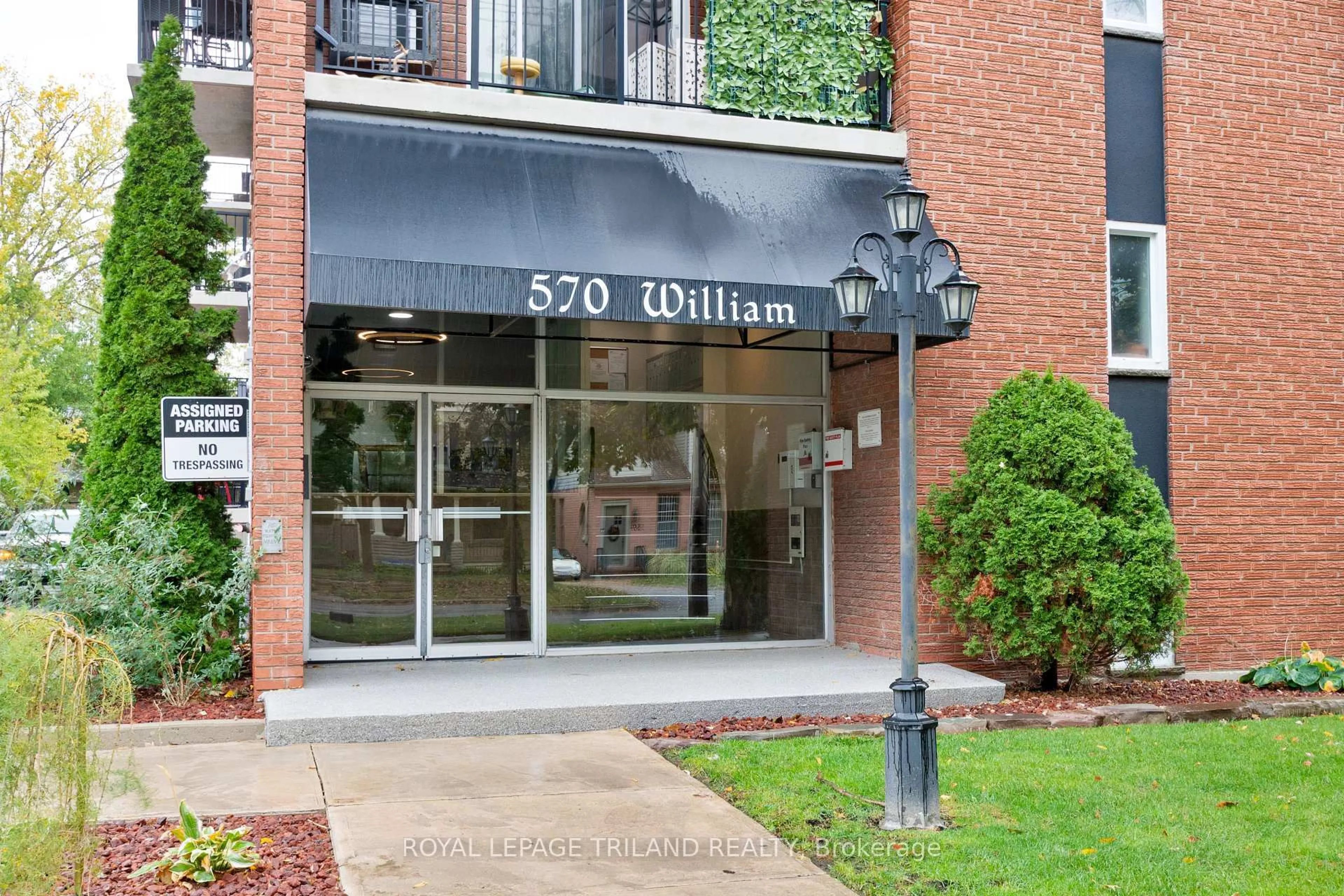 Indoor foyer for 570 William St #404, London East Ontario N6B 3E9