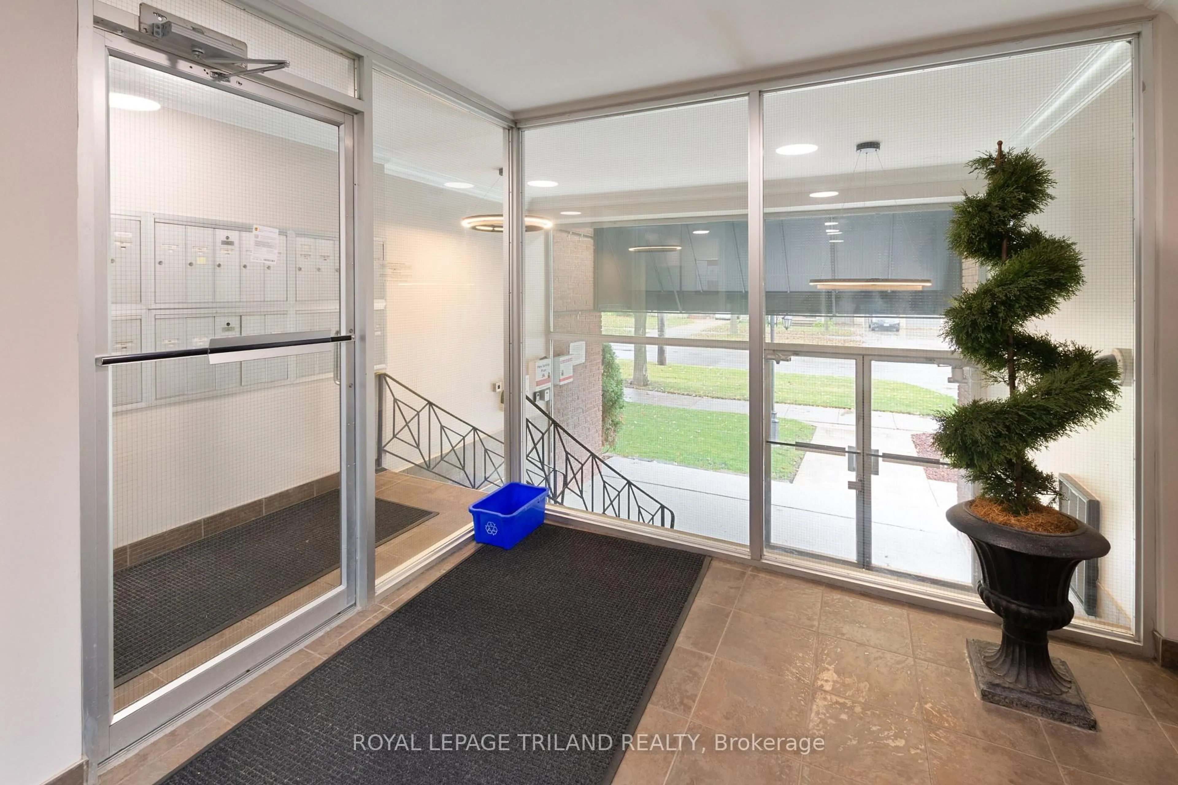 Indoor foyer for 570 William St #404, London East Ontario N6B 3E9