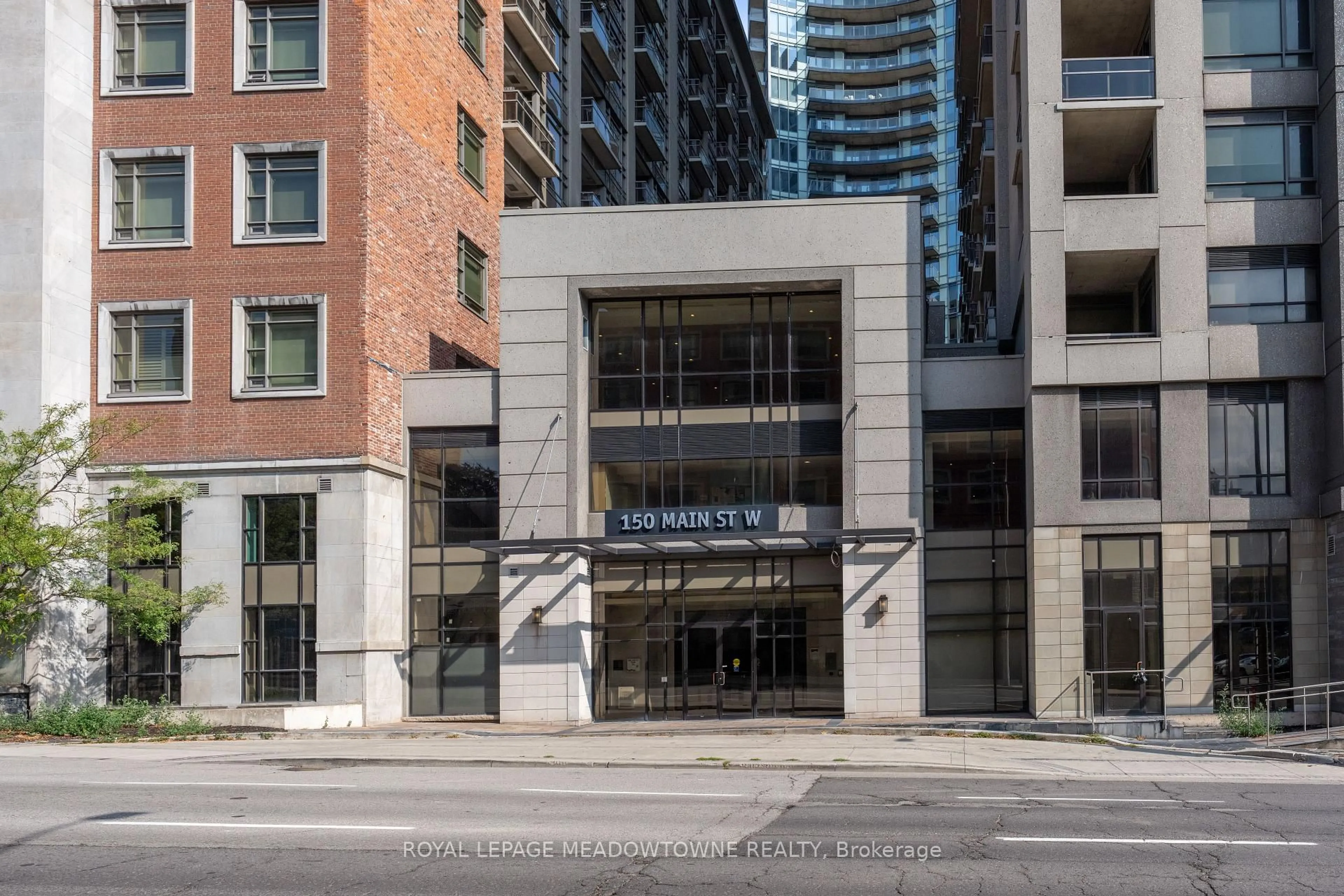 Indoor foyer for 150 Main St #505, Hamilton Ontario L8P 1H8