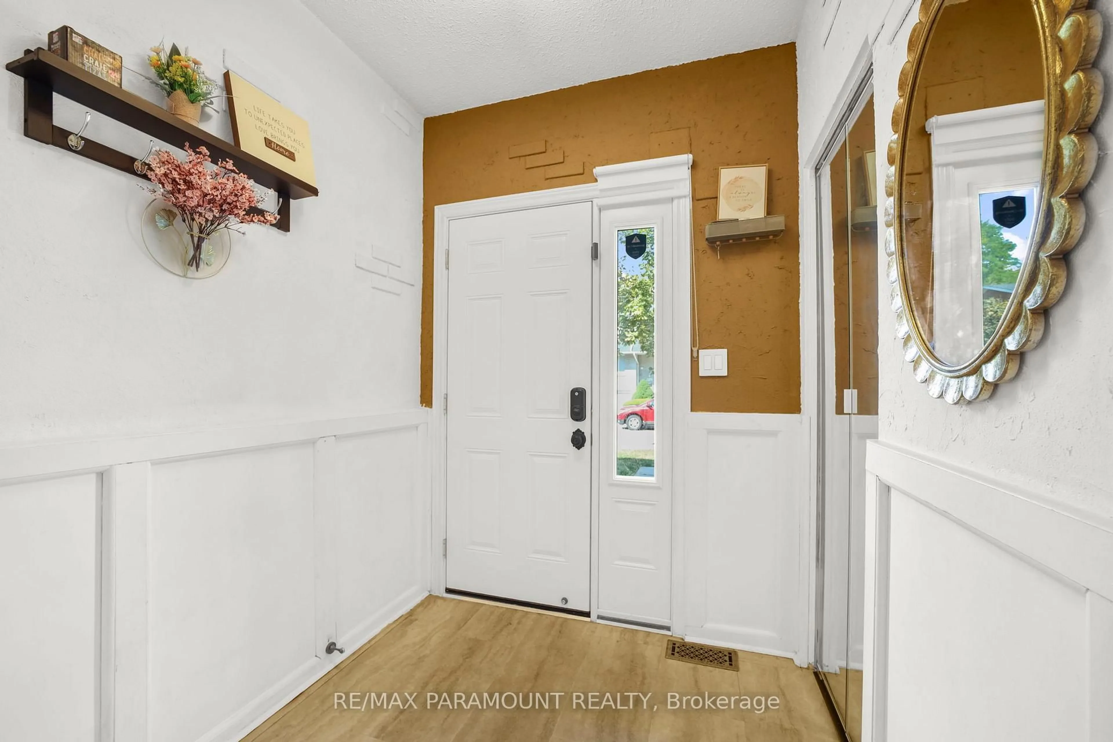 Indoor entryway for 85 Albright Rd #4, Hamilton Ontario L8K 6H1