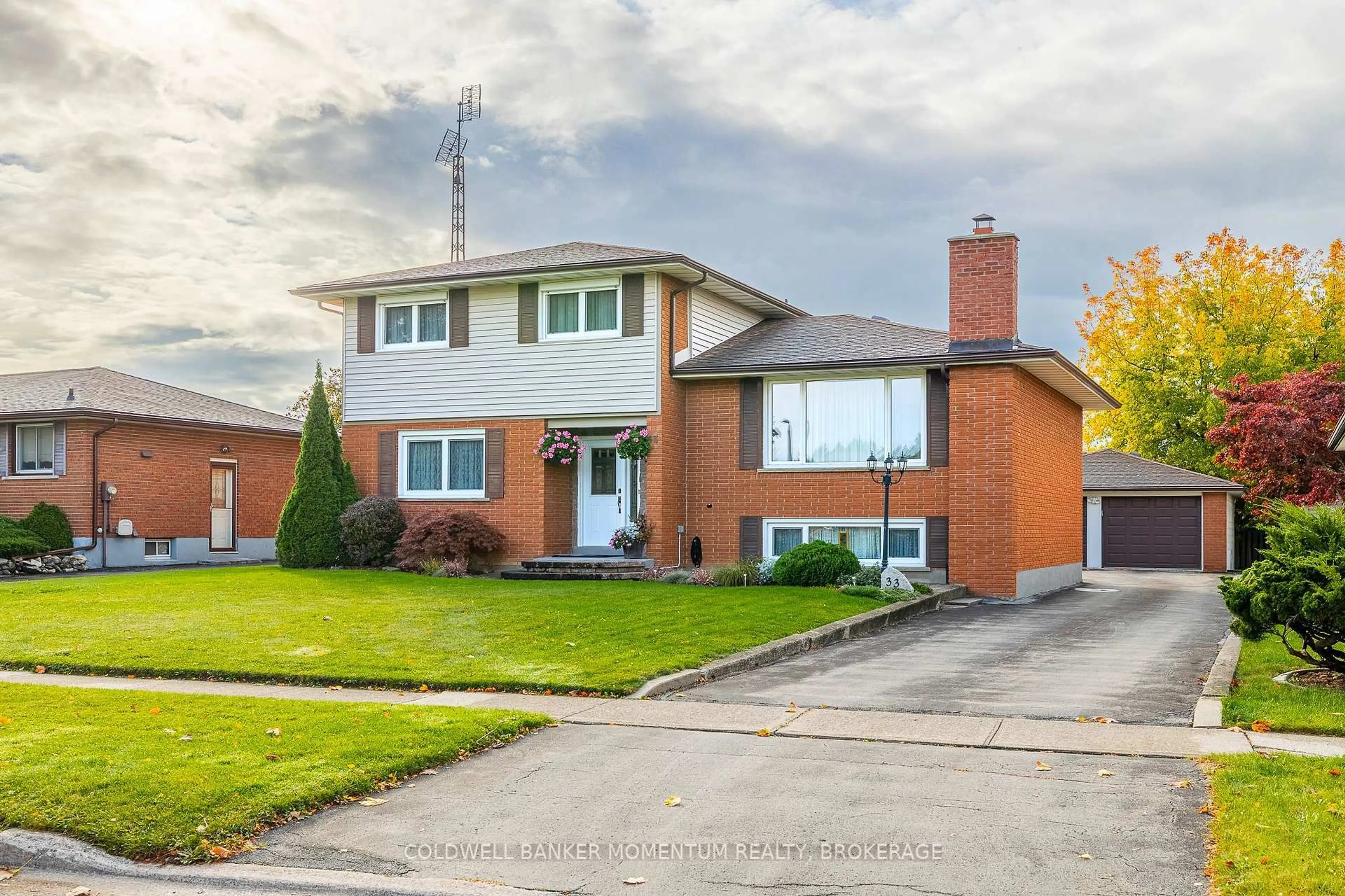 Home with brick exterior material, street for 33 Rolling Acres Dr, Welland Ontario L3C 3N4