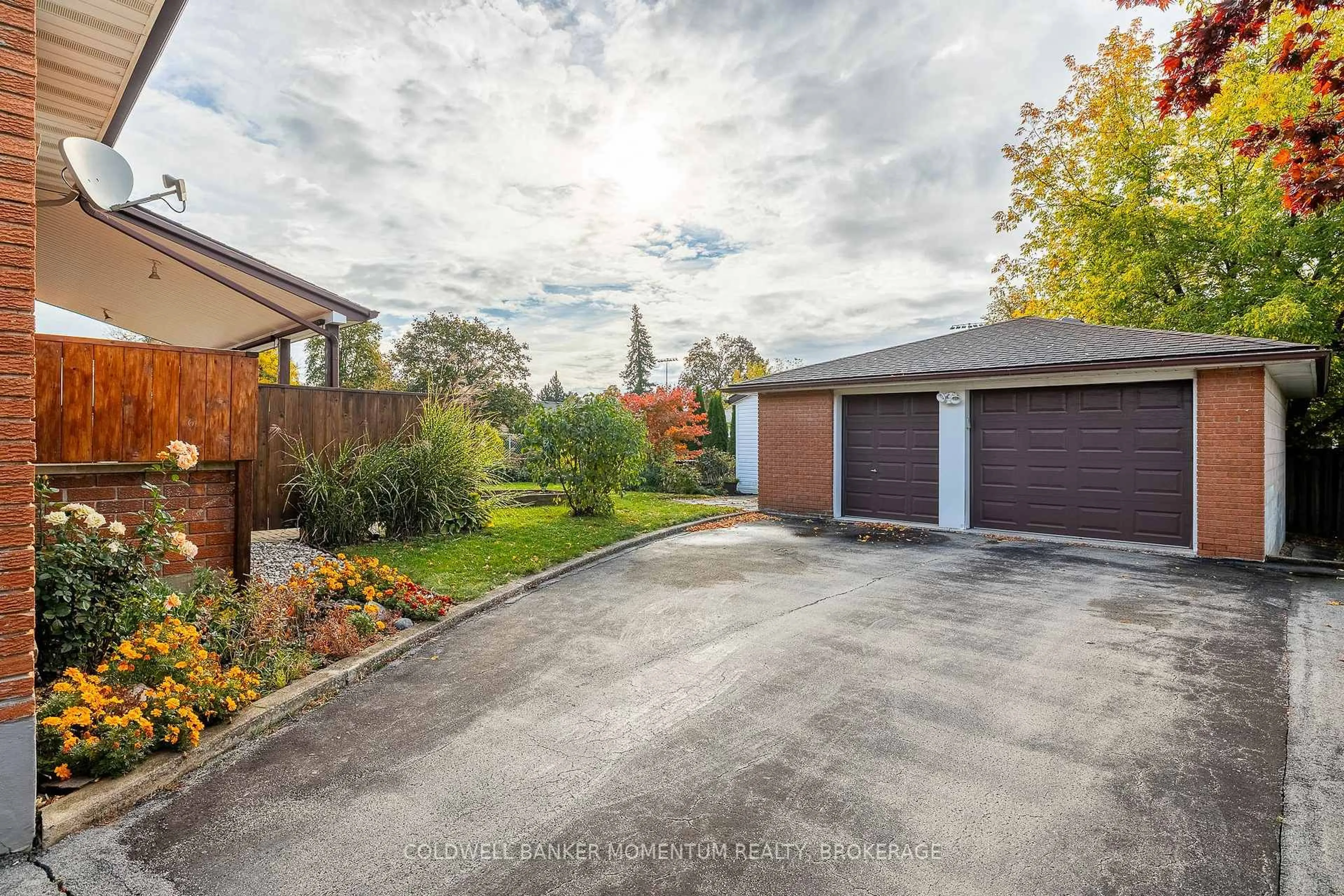 A pic from outside/outdoor area/front of a property/back of a property/a pic from drone, street for 33 Rolling Acres Dr, Welland Ontario L3C 3N4