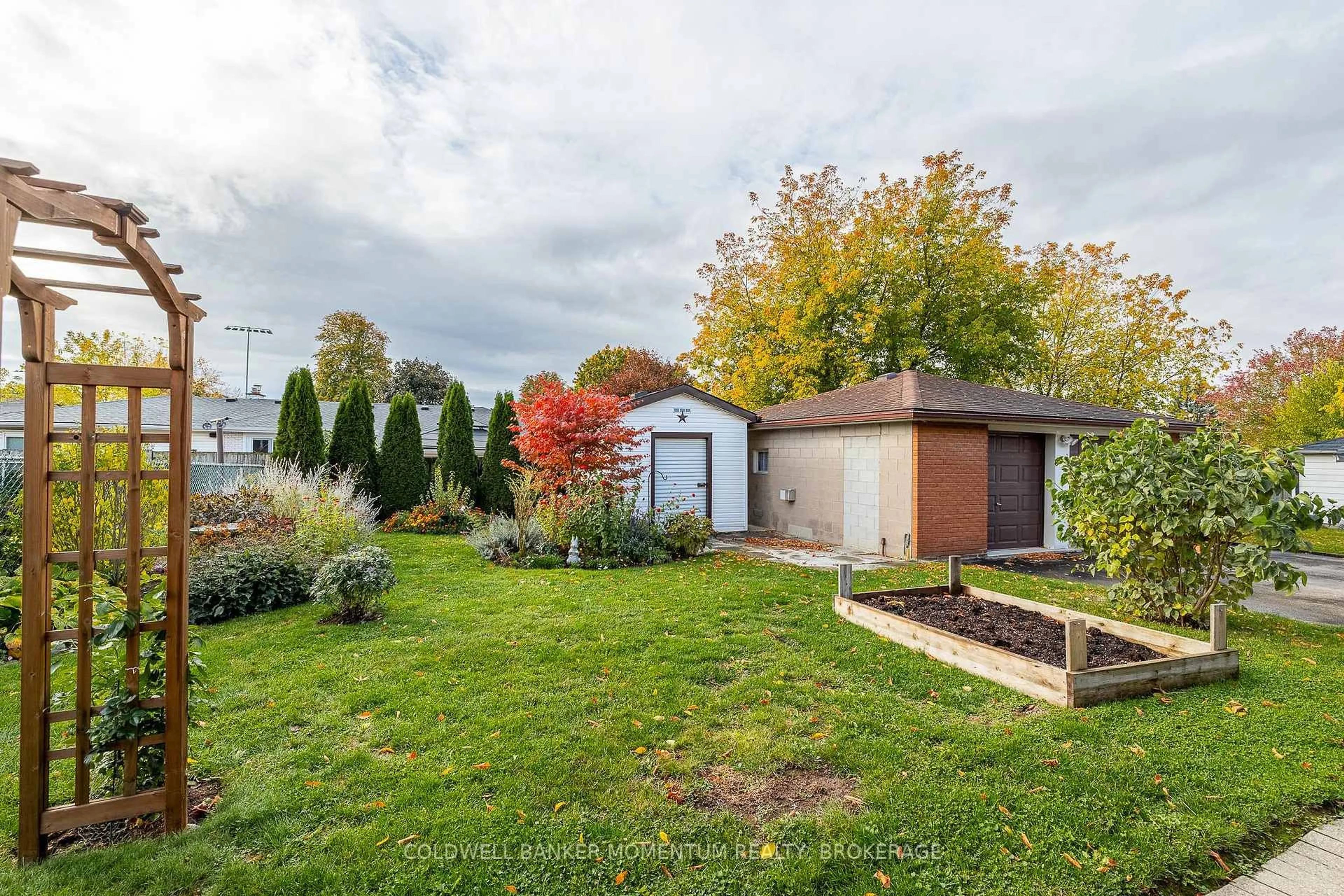 Shed for 33 Rolling Acres Dr, Welland Ontario L3C 3N4