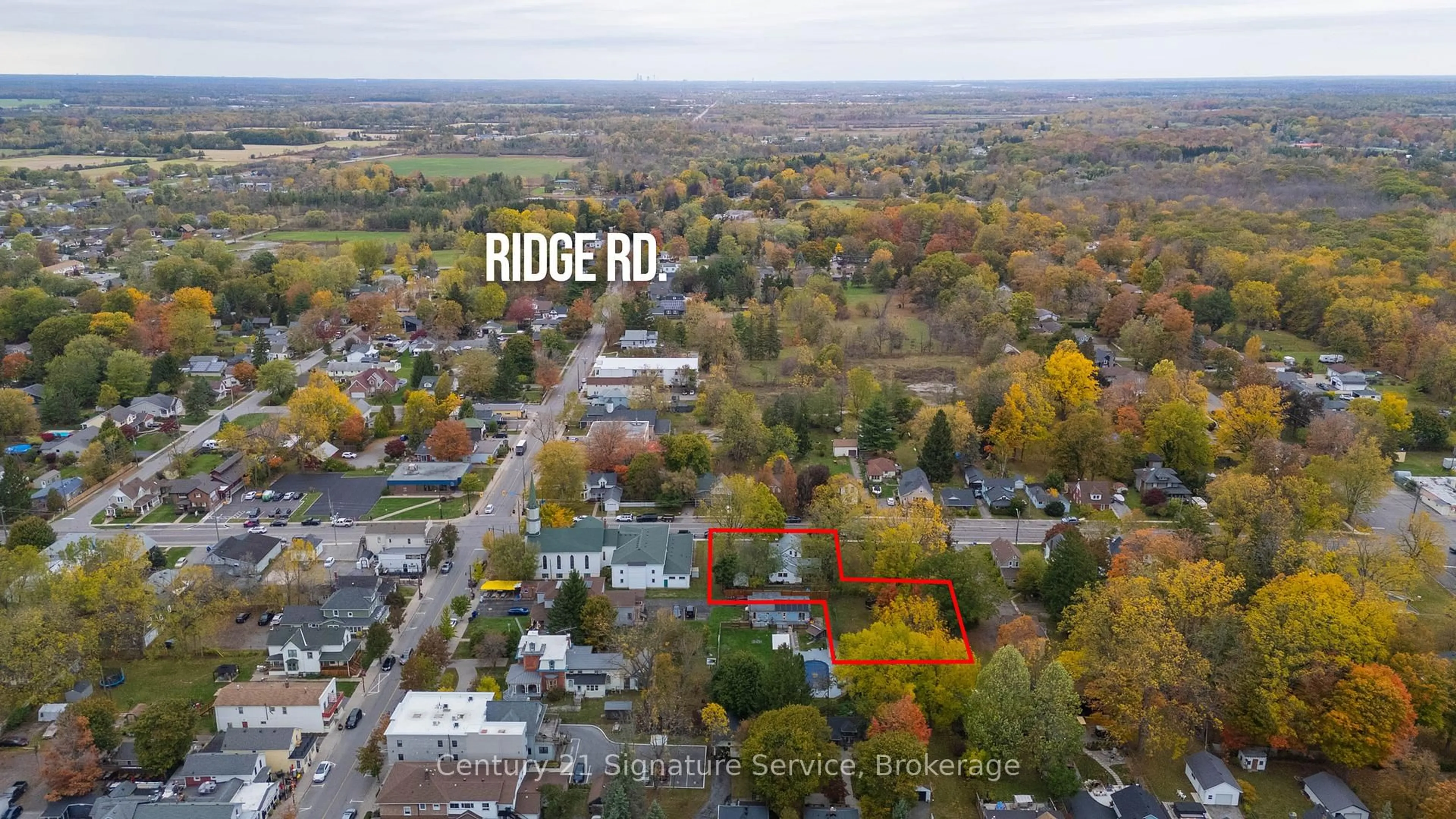A pic from outside/outdoor area/front of a property/back of a property/a pic from drone, street for 3653 Dominion Rd, Fort Erie Ontario L0S 1N0