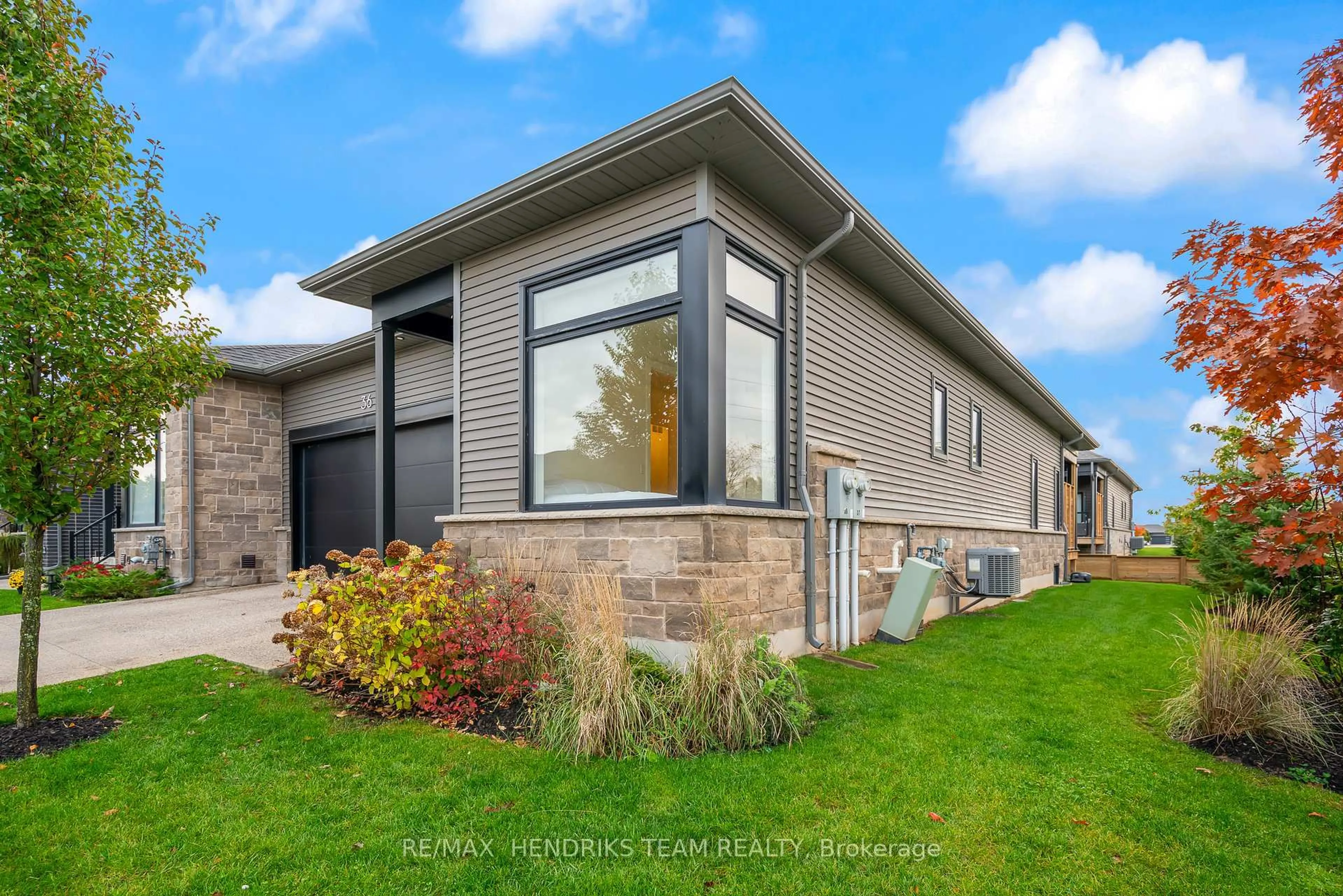 Home with vinyl exterior material, building for 8974 Willoughby Dr #36, Niagara Falls Ontario L2G 0Y7