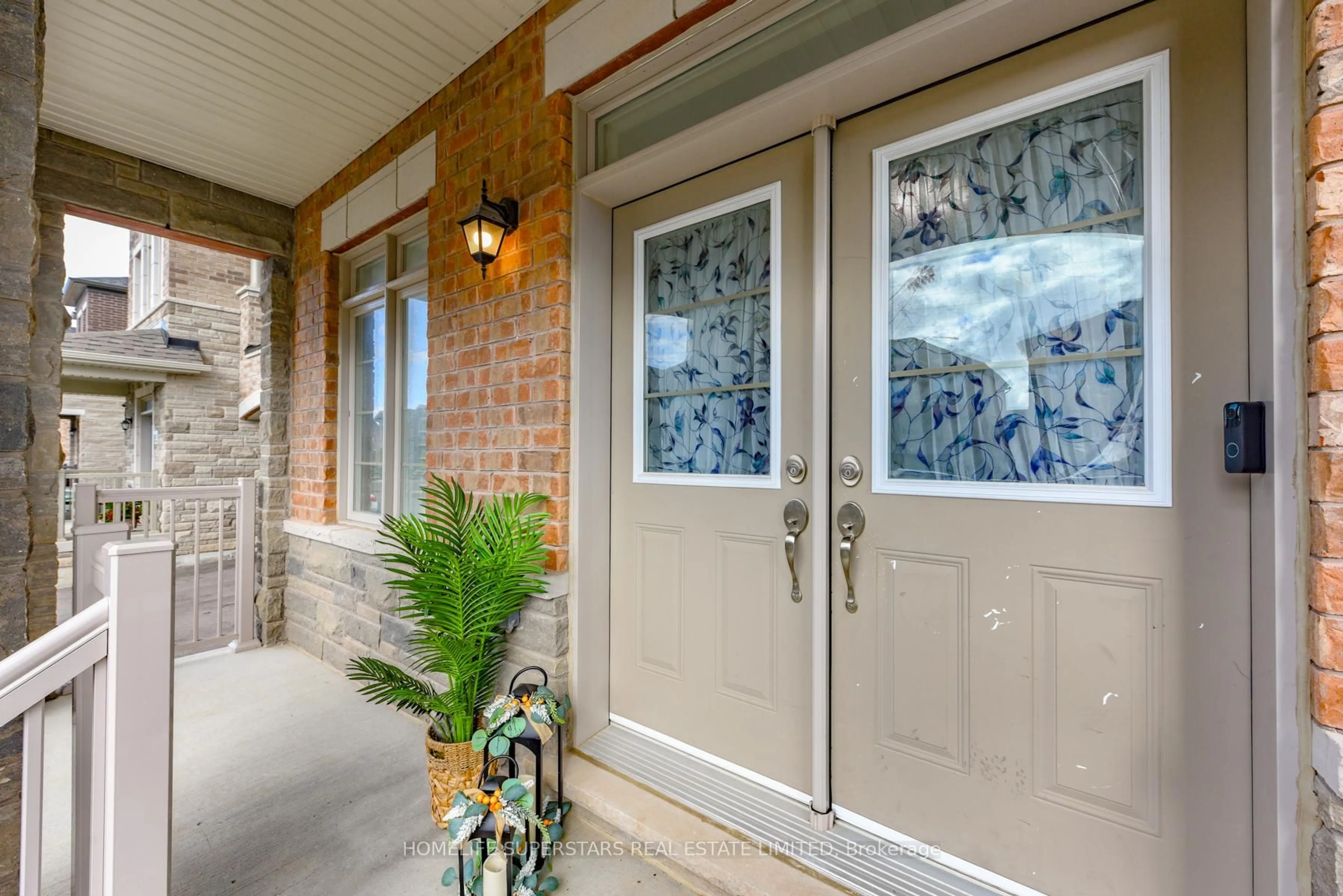 Indoor entryway for 21 CATTAIL Cres, Hamilton Ontario L8B 1Z6