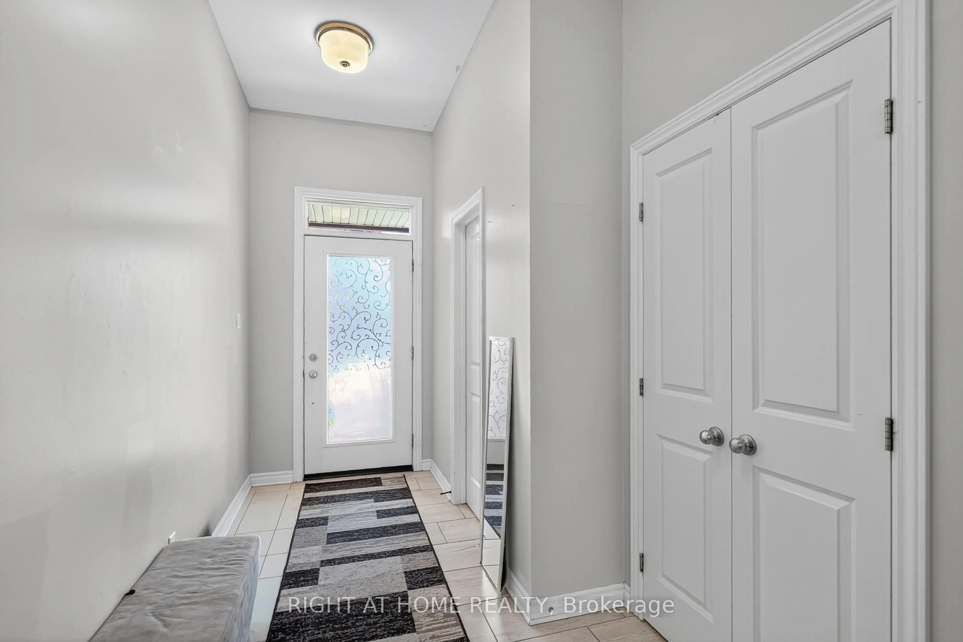 Indoor entryway for 772 Cedar Creek Dr, Gloucester Ontario K1T 0B2