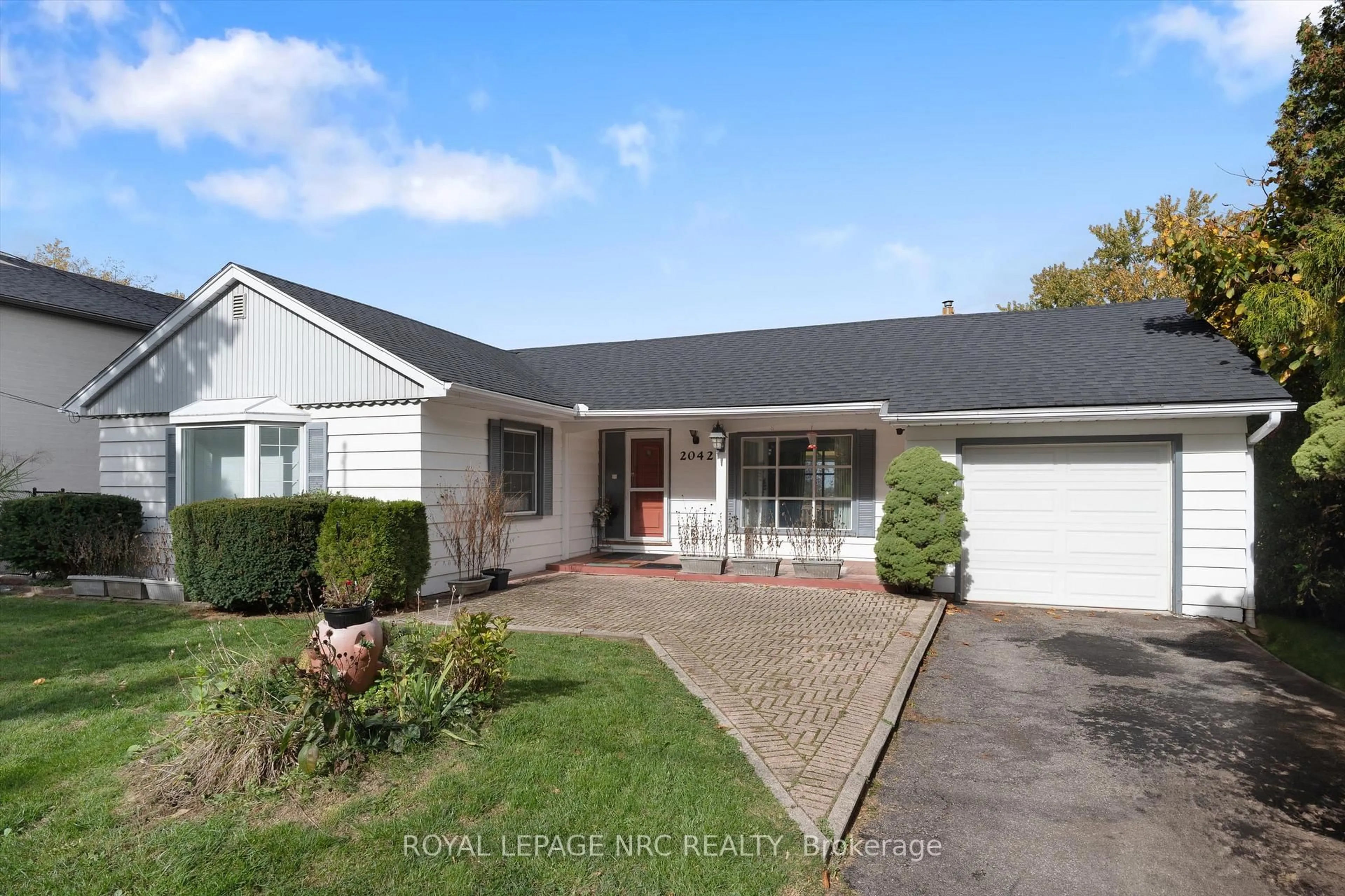 Home with vinyl exterior material, street for 2042 York Rd, Niagara-on-the-Lake Ontario L0S 1J0