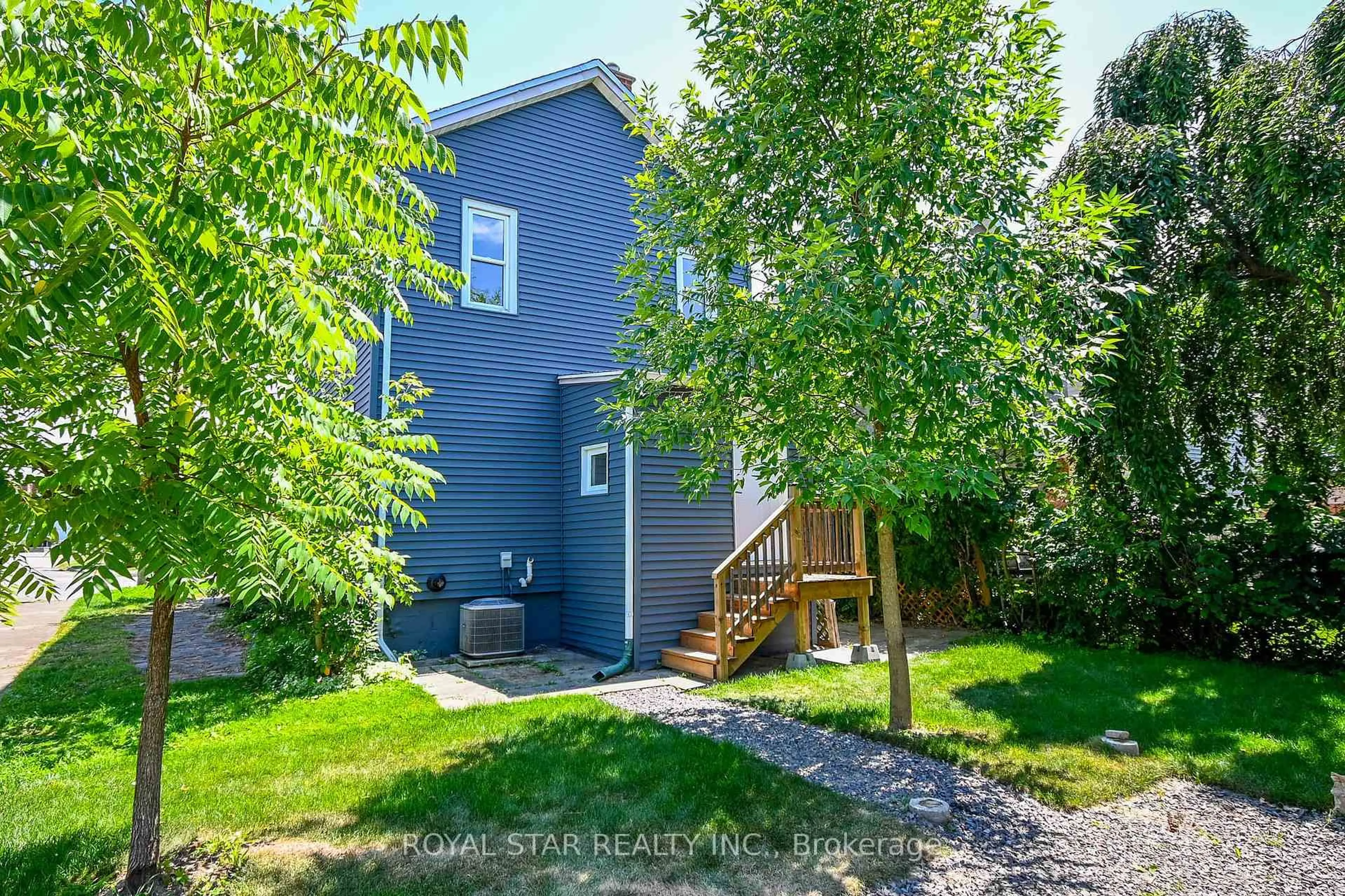 A pic from outside/outdoor area/front of a property/back of a property/a pic from drone, street for 189 Ross St, Welland Ontario L3B 2N1