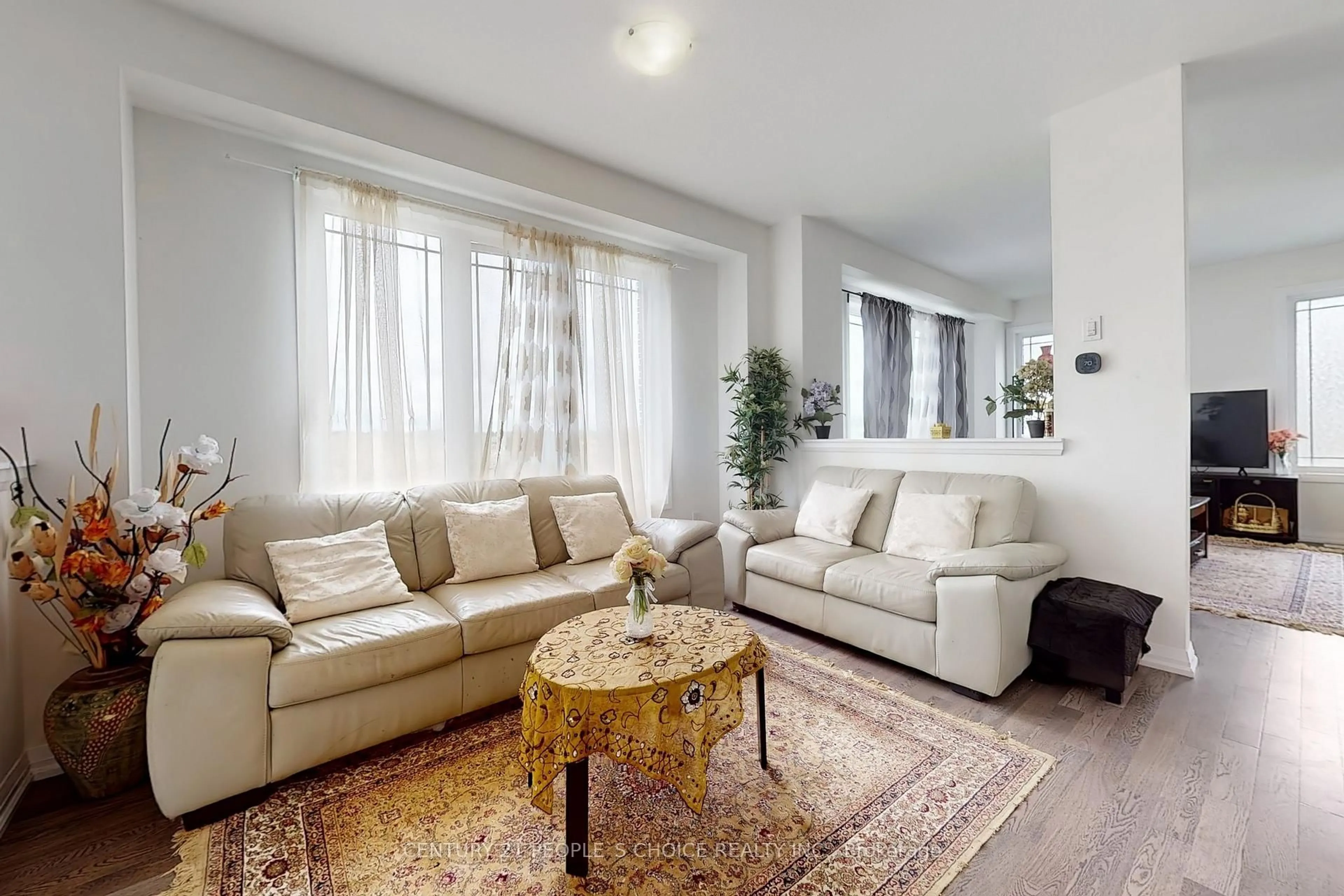 Living room with furniture, unknown for 38 Stanley Ave, Haldimand Ontario N3W 0G8