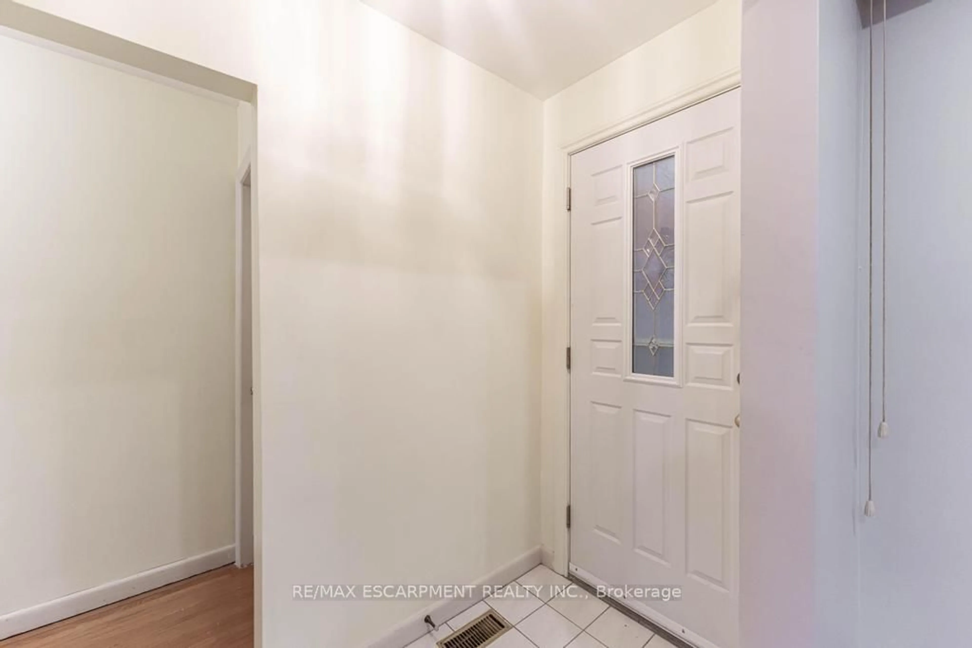 Indoor entryway for 155 Wise Crt, Hamilton Ontario L8T 2M1