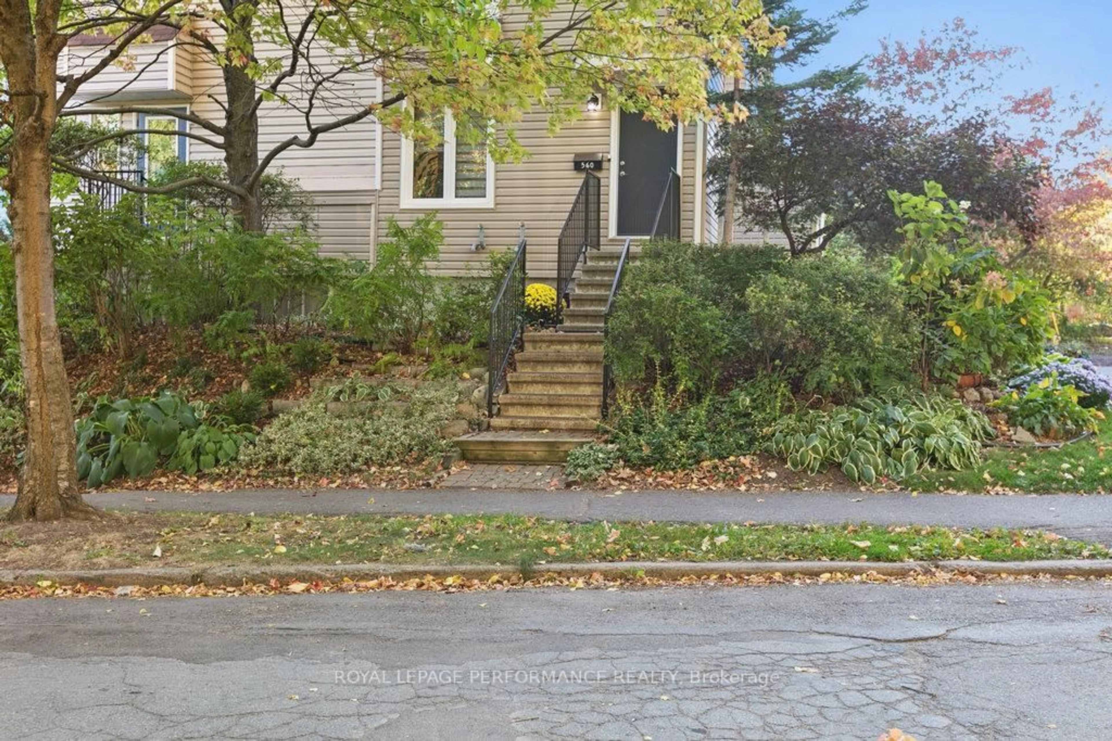 Stairs for 560 Thomson St, Ottawa Ontario K1K 2J8