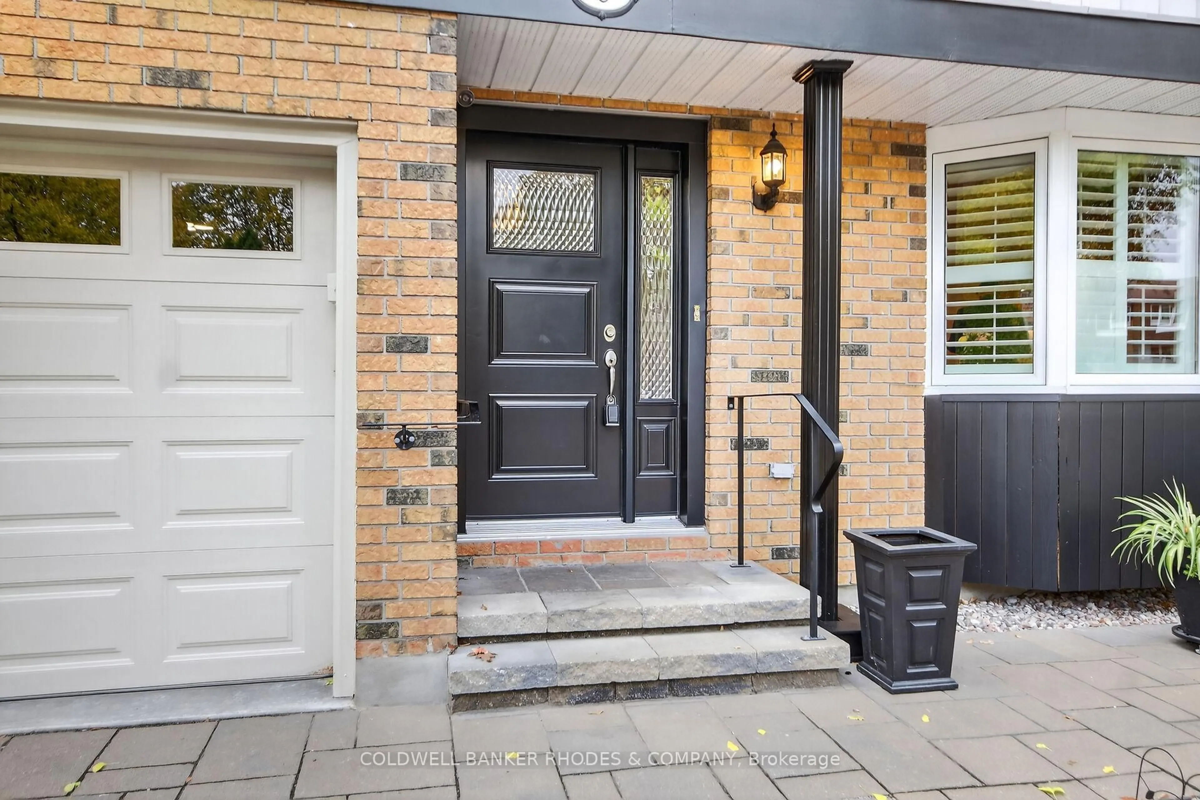 Indoor entryway for 8 Confederation Private, Ottawa Ontario K1V 9W6