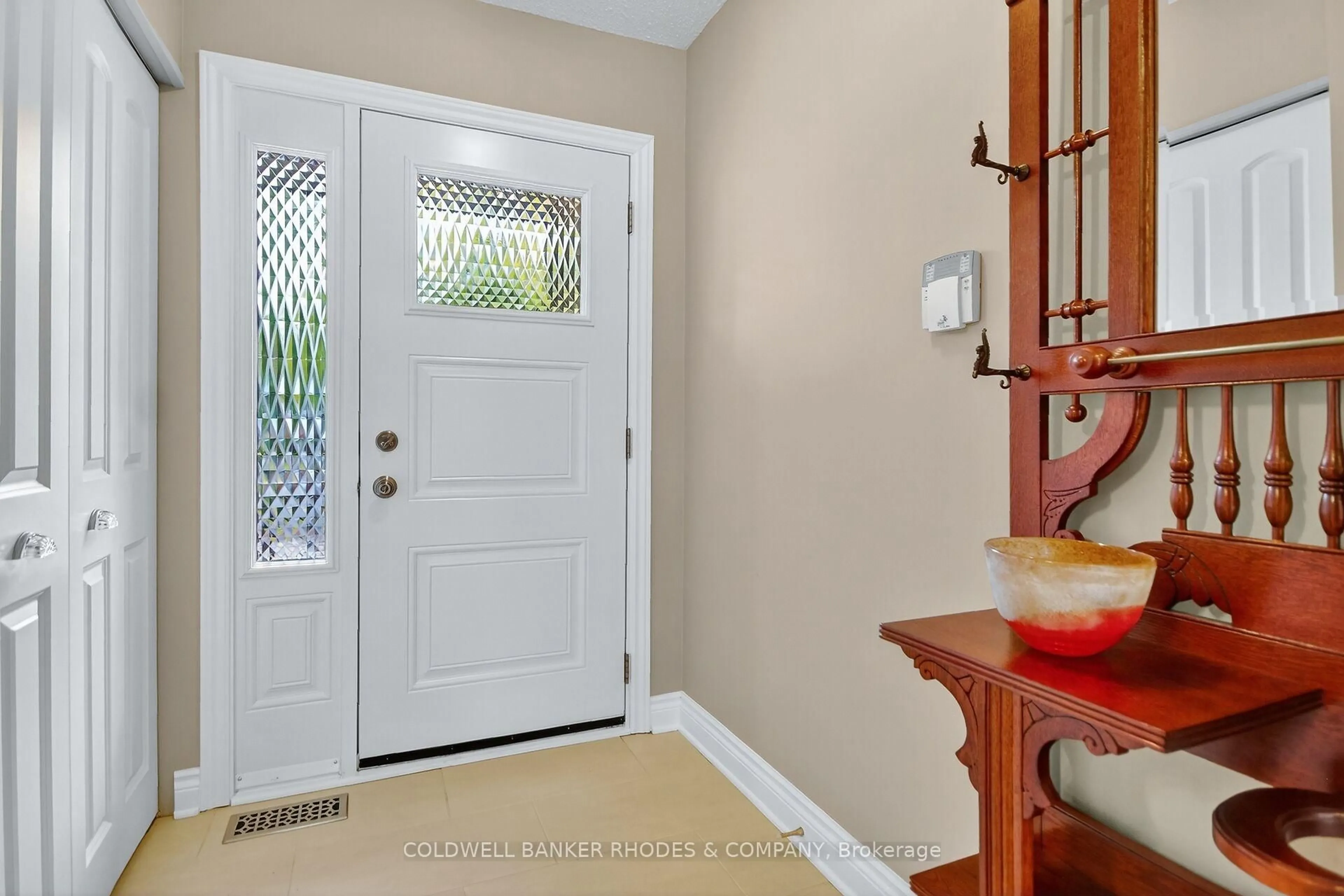 Indoor entryway for 8 Confederation Private, Ottawa Ontario K1V 9W6