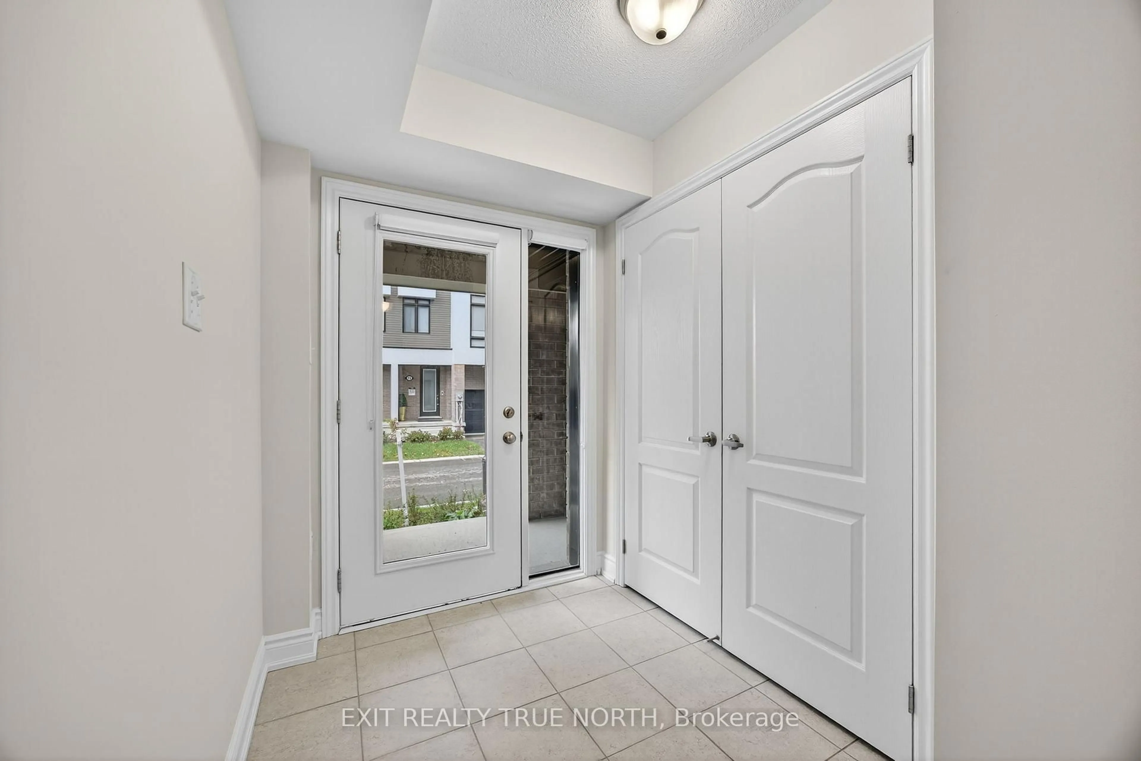 Indoor entryway for 123 Marina Village Dr, Georgian Bay Ontario L0K 1S0