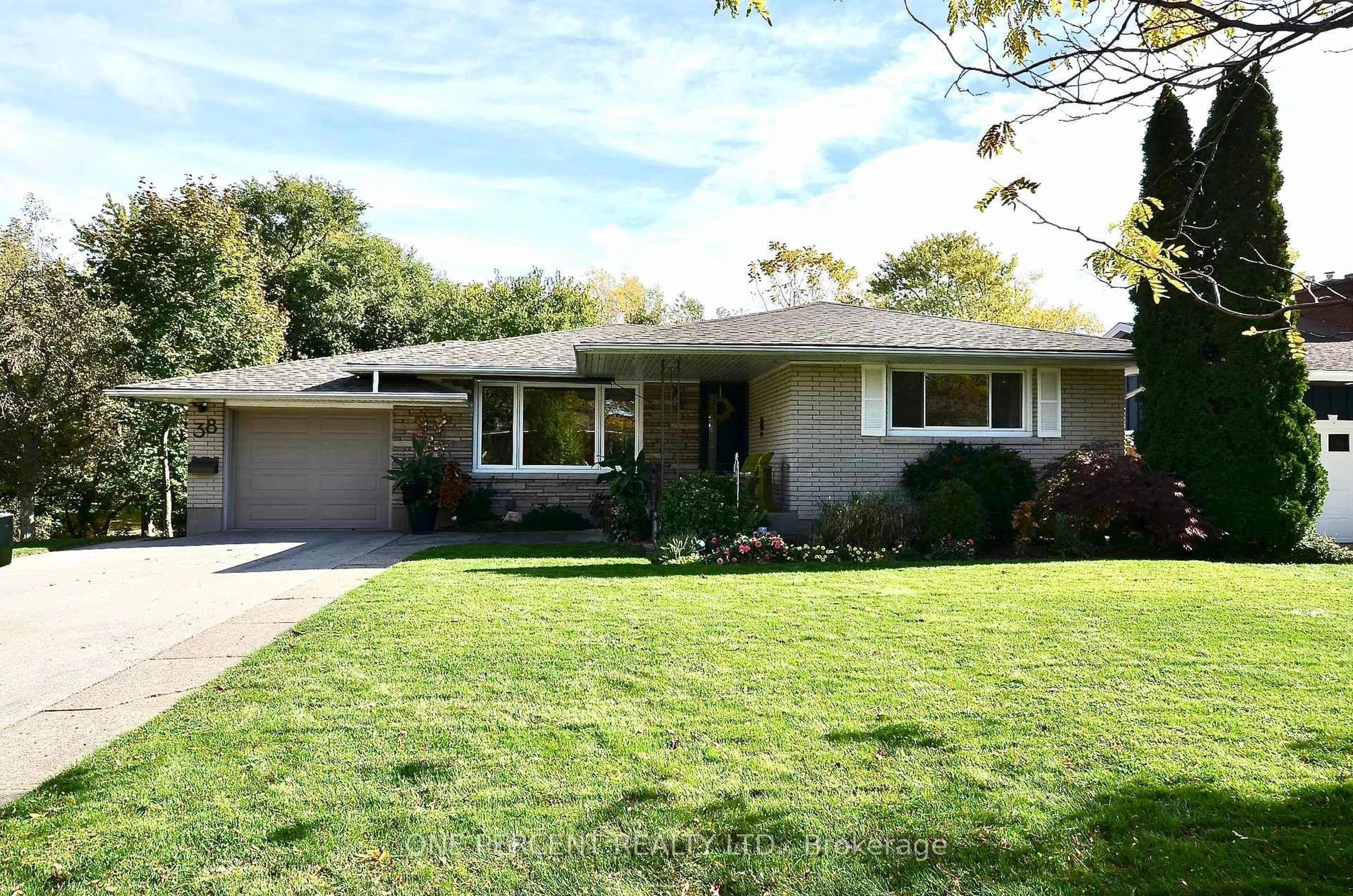 Home with vinyl exterior material, street for 38 Strathcona Dr, St. Catharines Ontario L2M 2A9