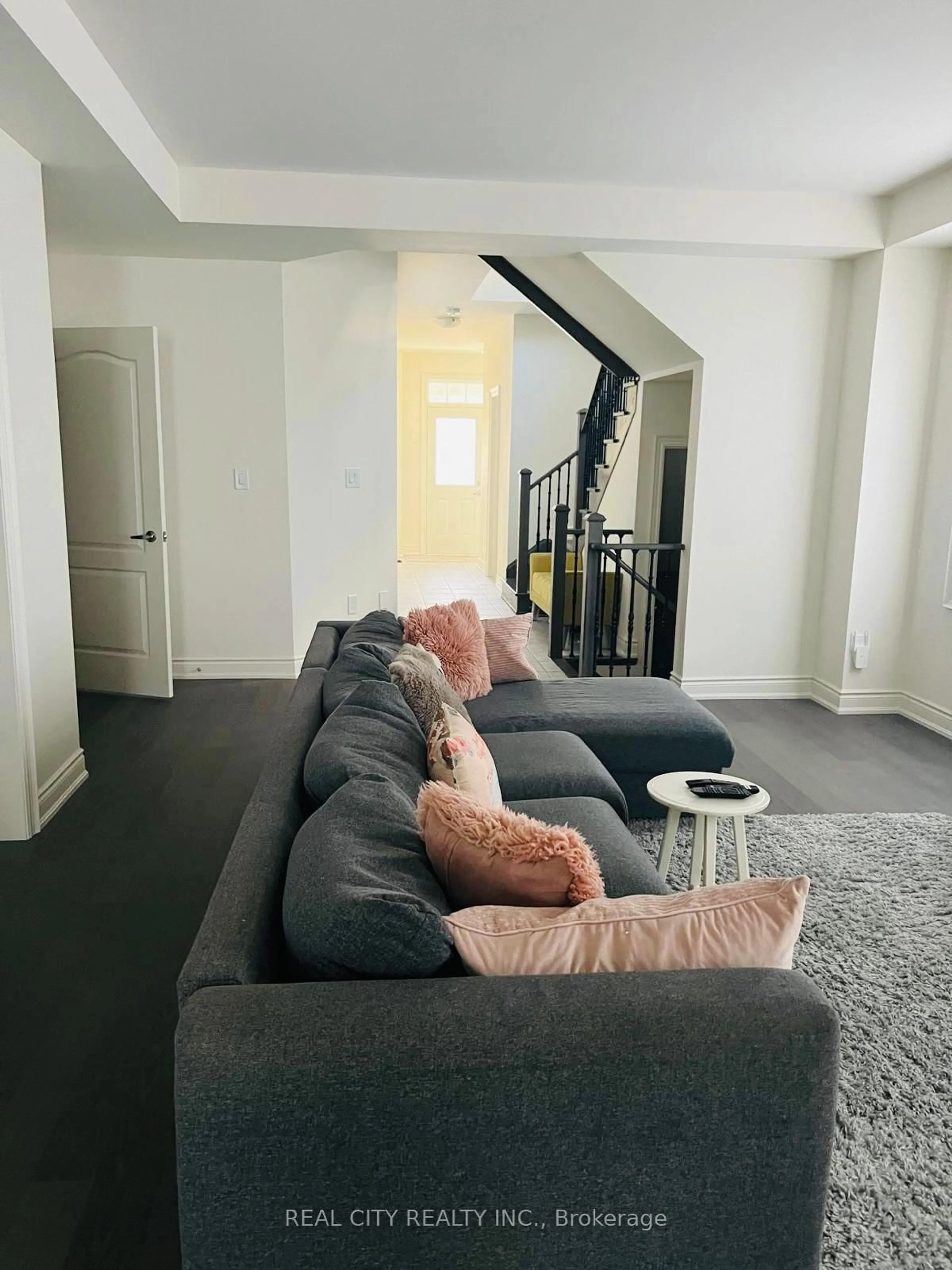 Living room with furniture, unknown for 56 Bloomfield Cres, Cambridge Ontario N1R 5S2