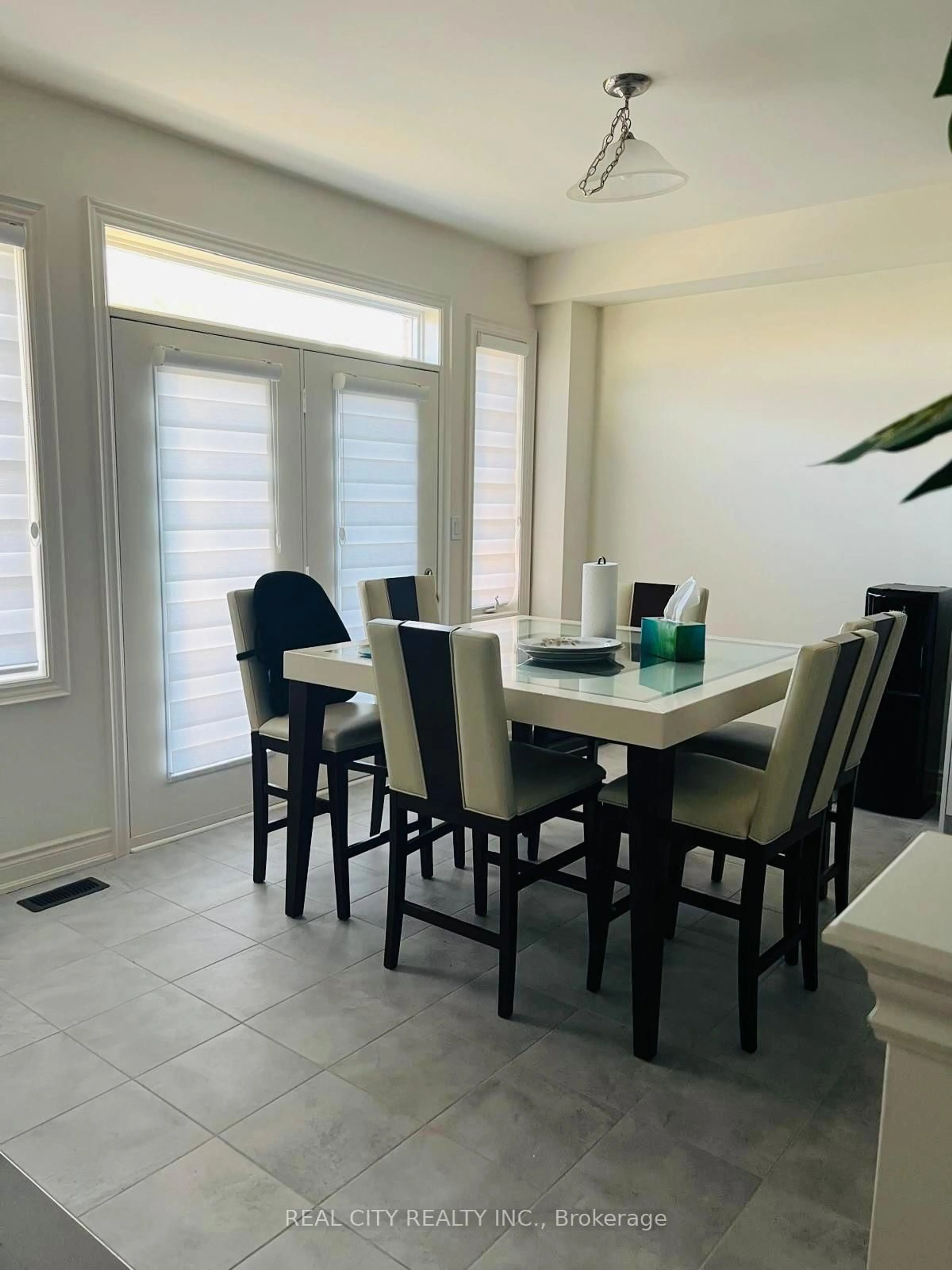 Dining room, ceramic/tile floor for 56 Bloomfield Cres, Cambridge Ontario N1R 5S2