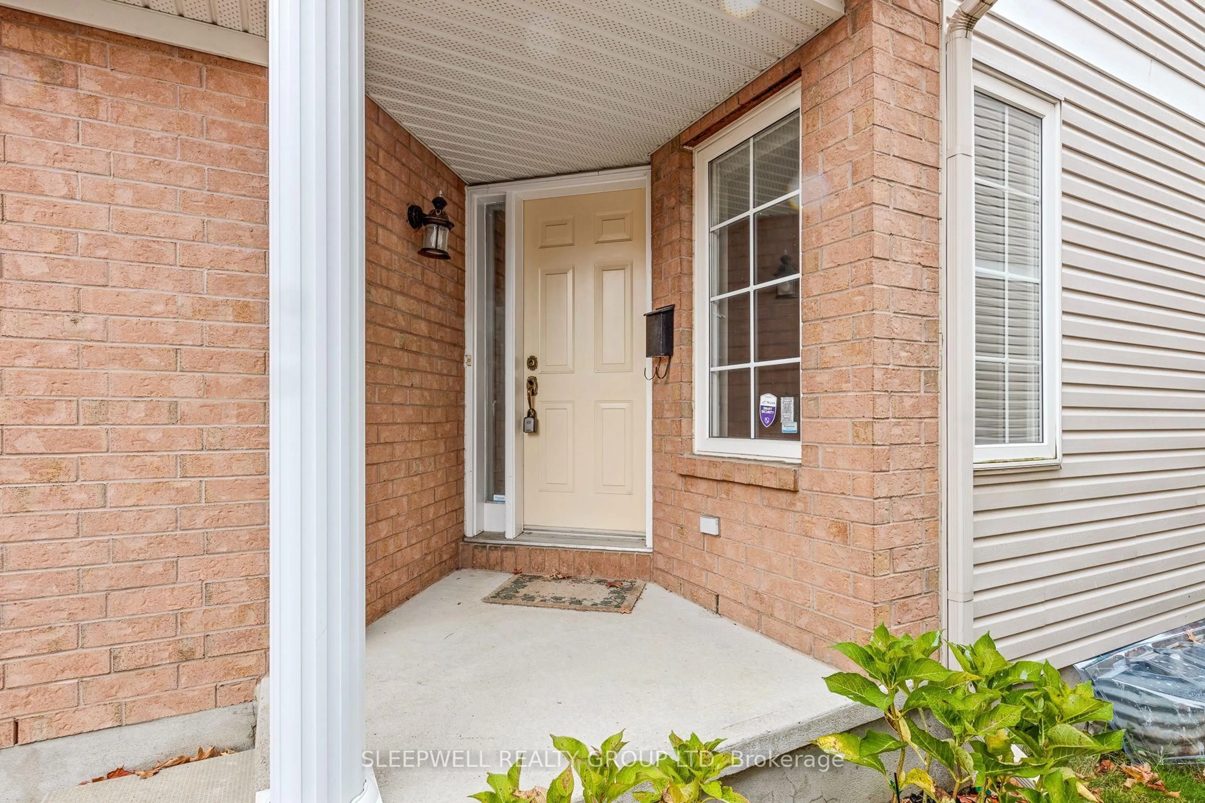 Indoor entryway for 12 Cedar Park St, Ottawa Ontario K2C 4B3