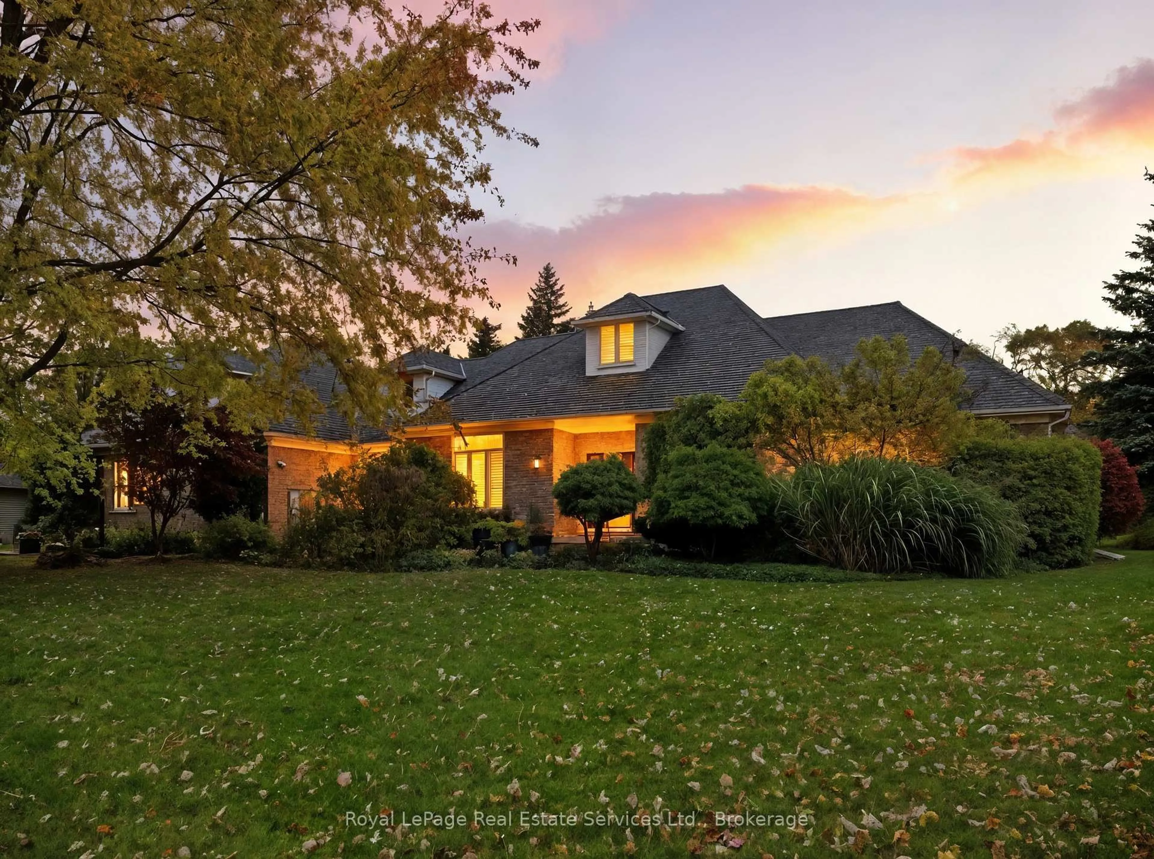 A pic from outside/outdoor area/front of a property/back of a property/a pic from drone, street for 47 Fox Run Dr, Puslinch Ontario N1H 6H9