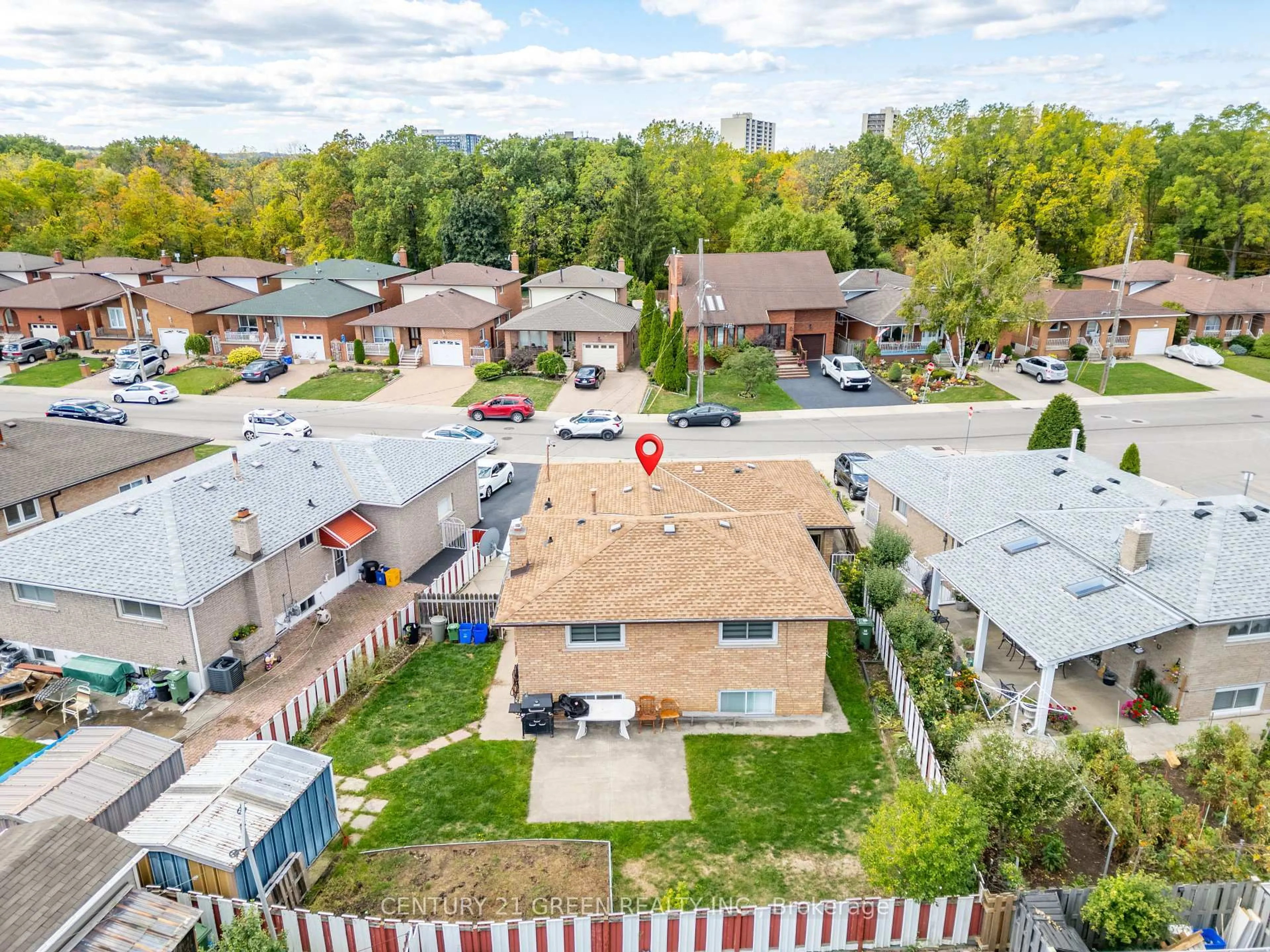 A pic from outside/outdoor area/front of a property/back of a property/a pic from drone, street for 159 Bow Valley Dr, Hamilton Ontario L8E 3J9
