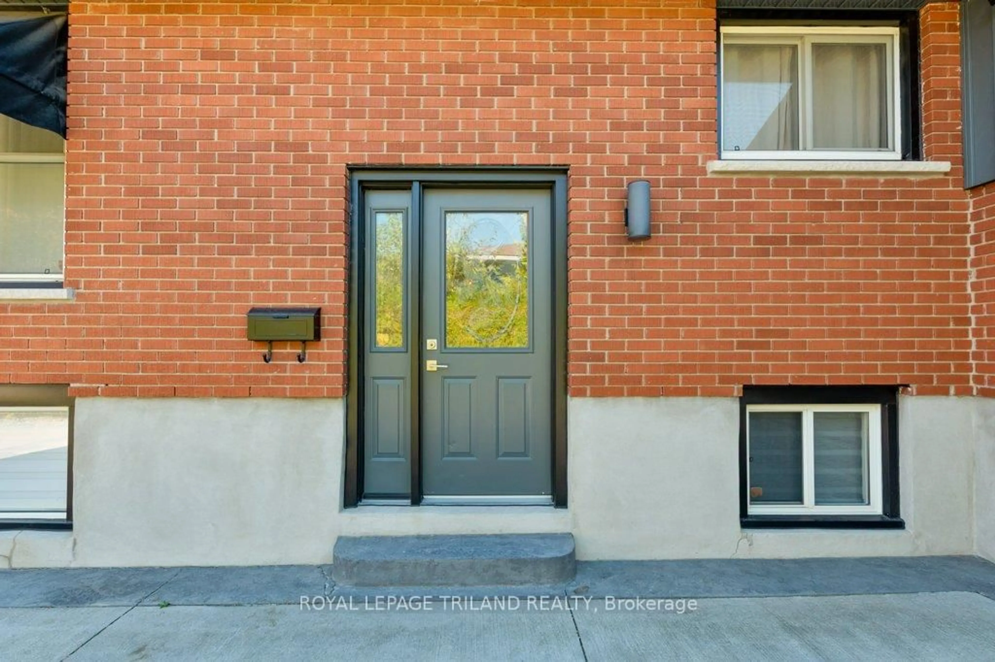 Indoor entryway for 101 Confederation Dr, St. Thomas Ontario N5P 3P6