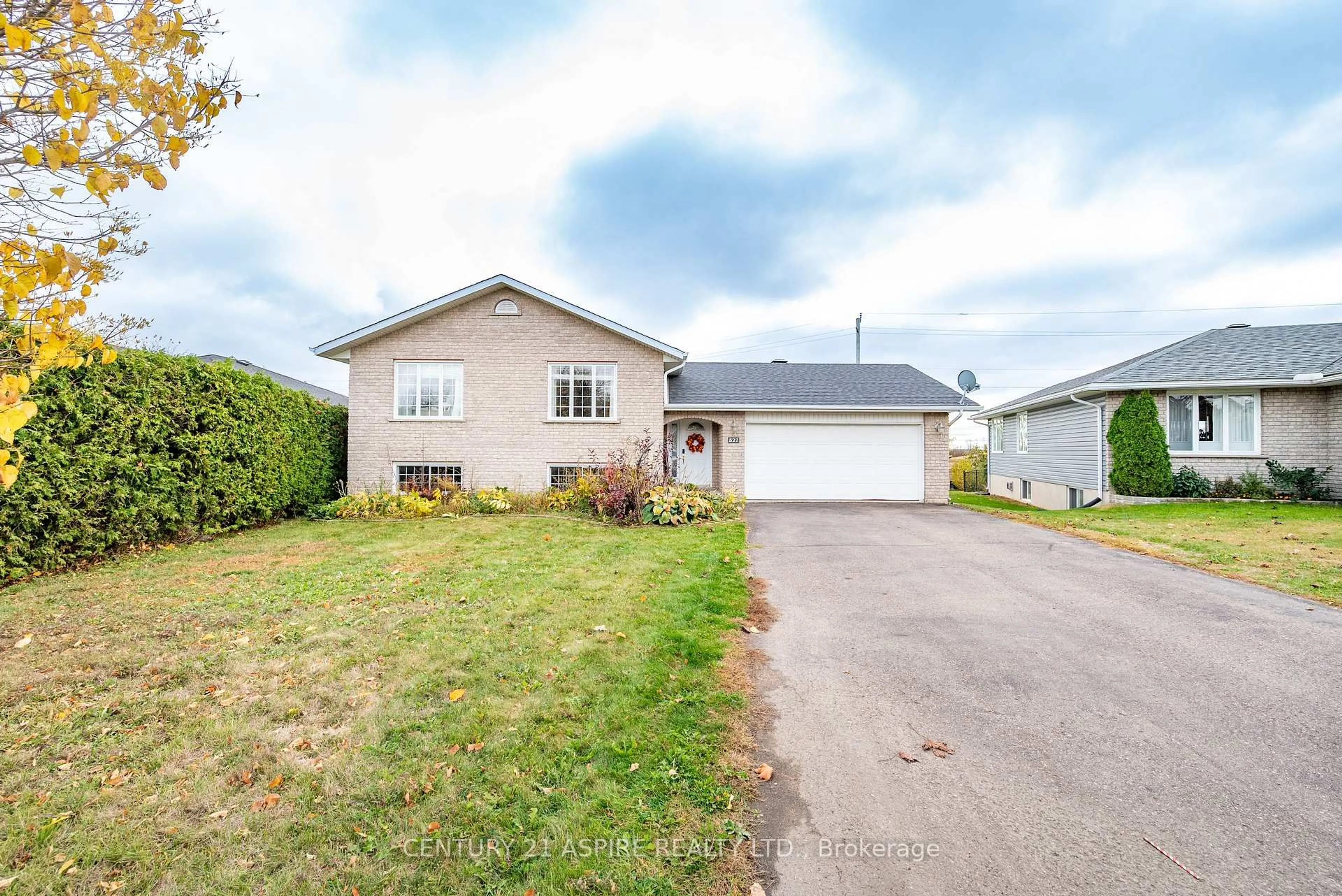 Home with vinyl exterior material, street for 527 Angus Campbell Dr, Pembroke Ontario K8A 8K6
